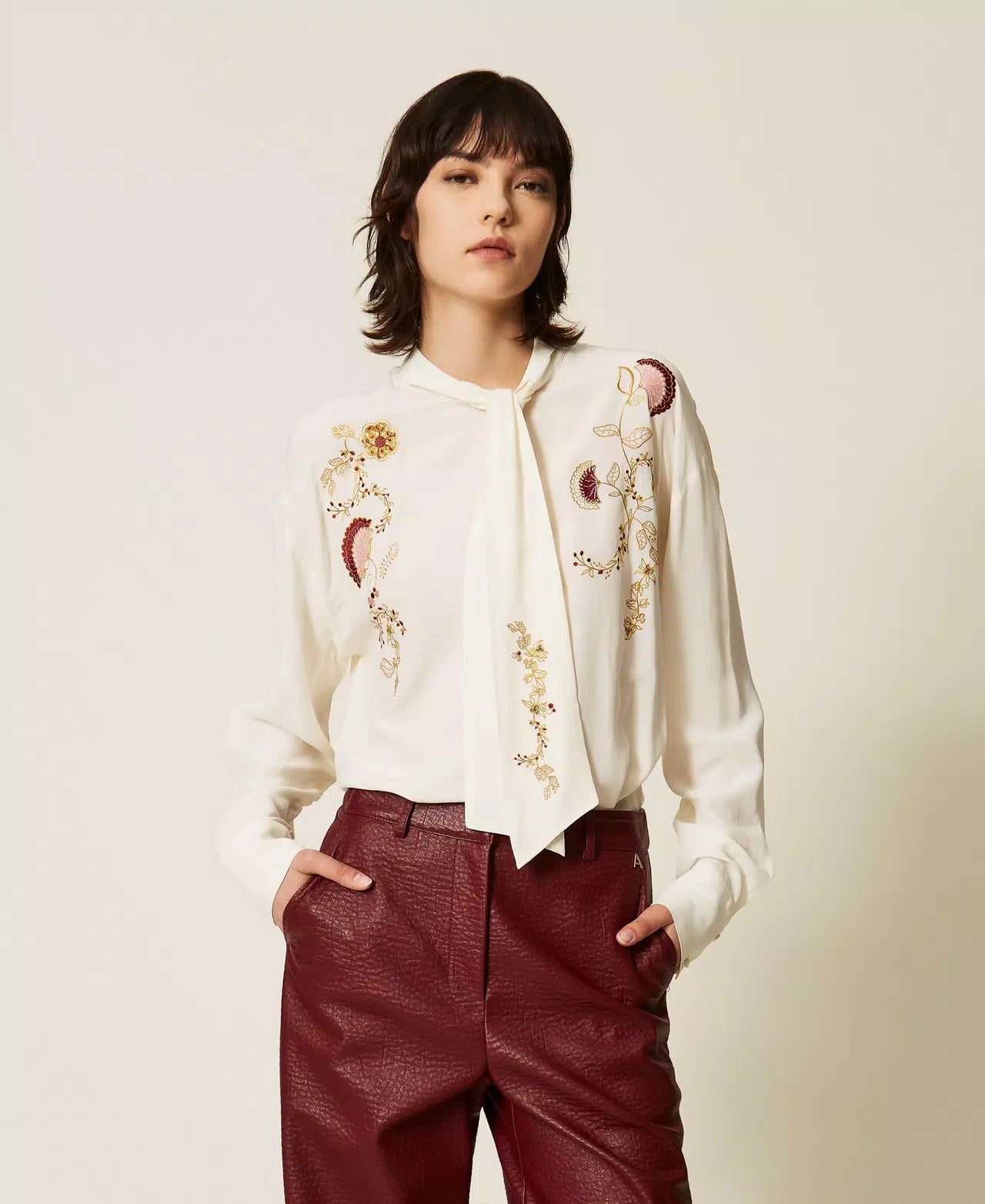 TWS-262AP2241 IVORY EMBROIDERED BLOUSE