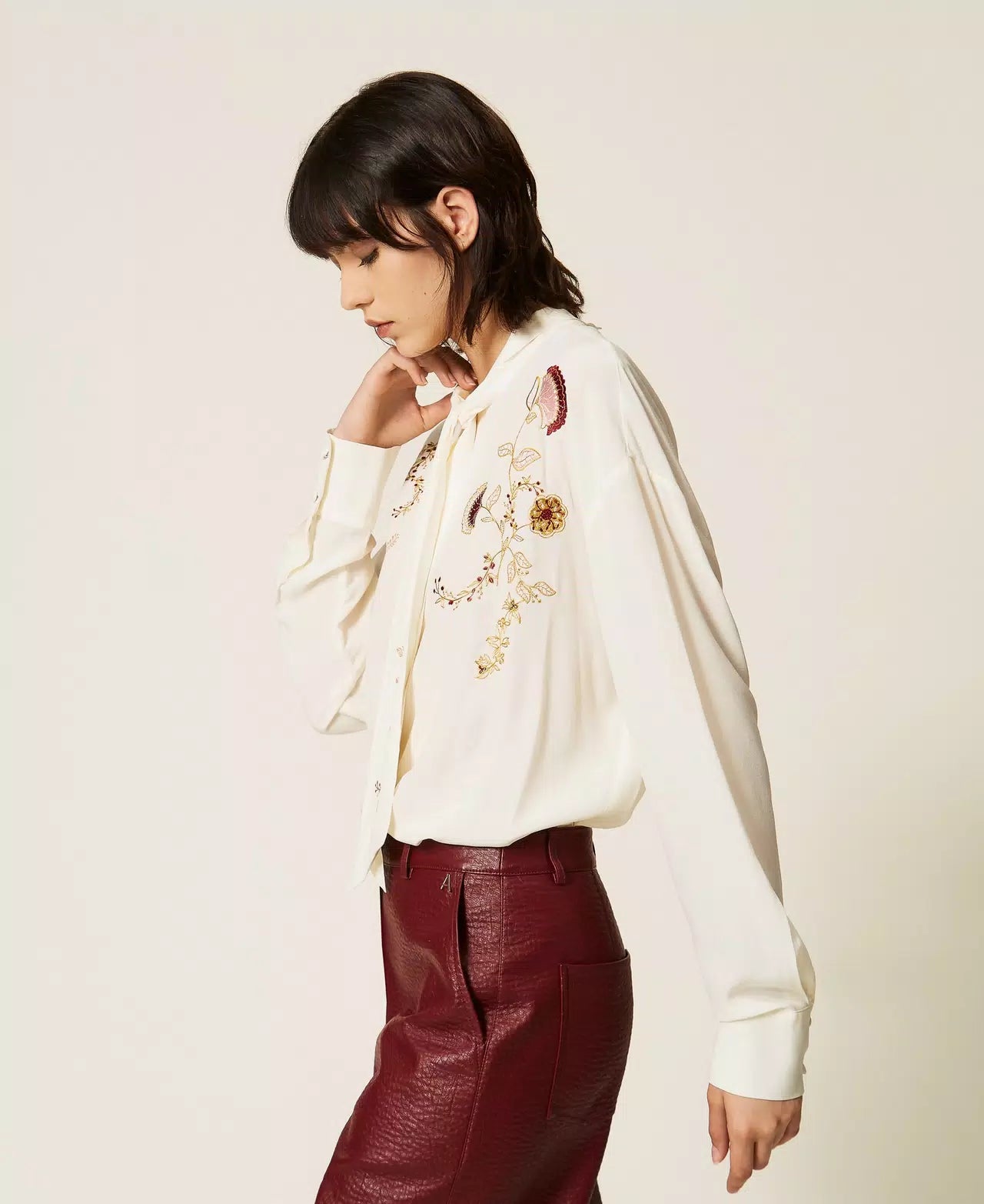 TWS-262AP2241 IVORY EMBROIDERED BLOUSE