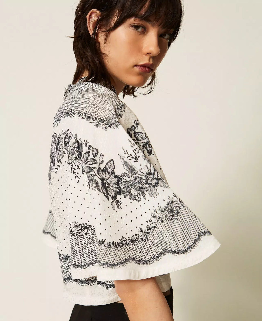 TWS-262TP267A IVORY&BLACK CROPPED BLOUSE