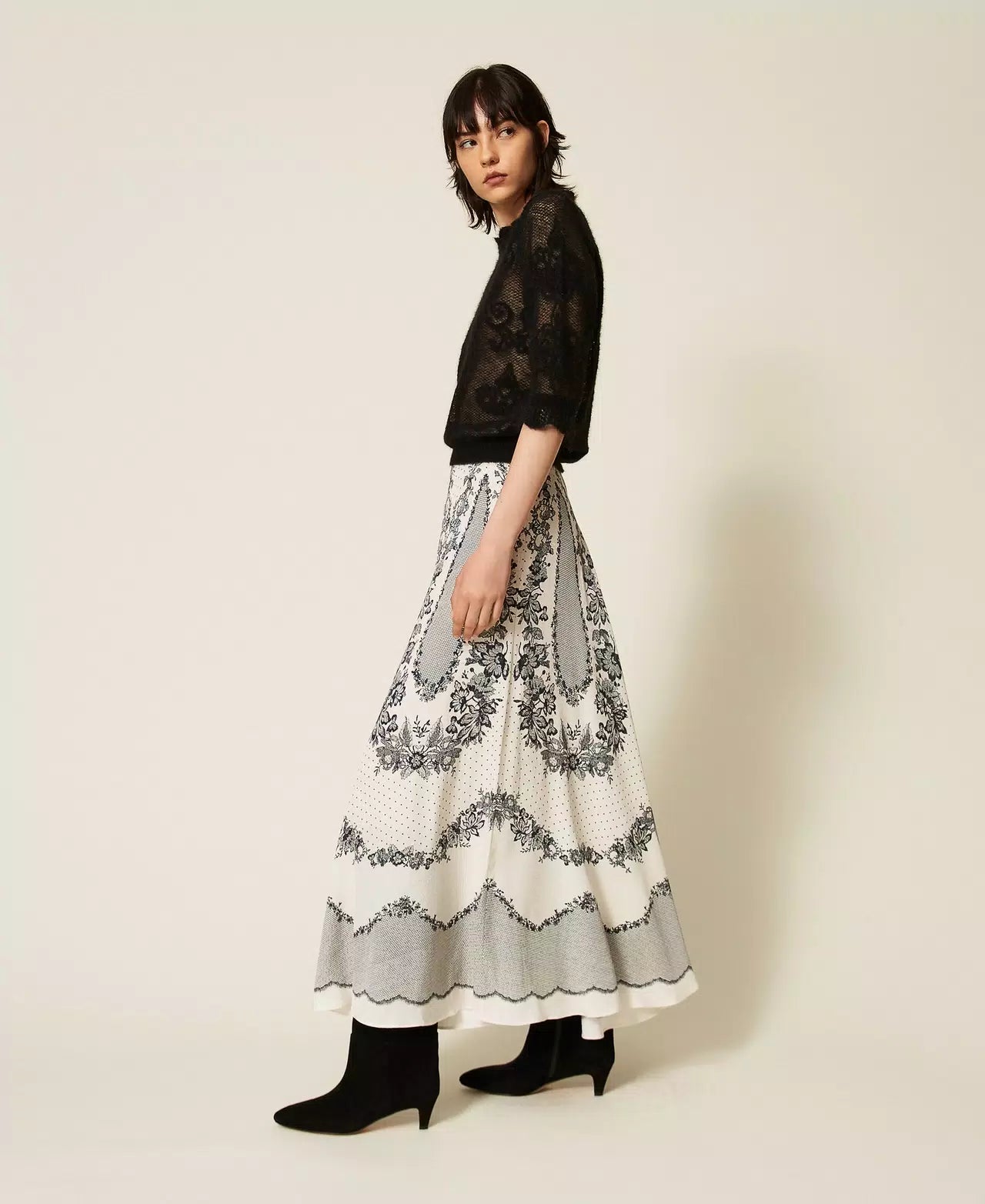 TWS-262TP267E IVORY&BLACK FLORAL SKIRT