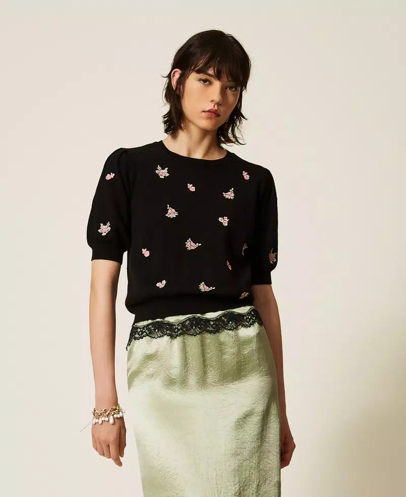 TWS-262TP3460 BLACK FLOWER EMBROIDERED TOP