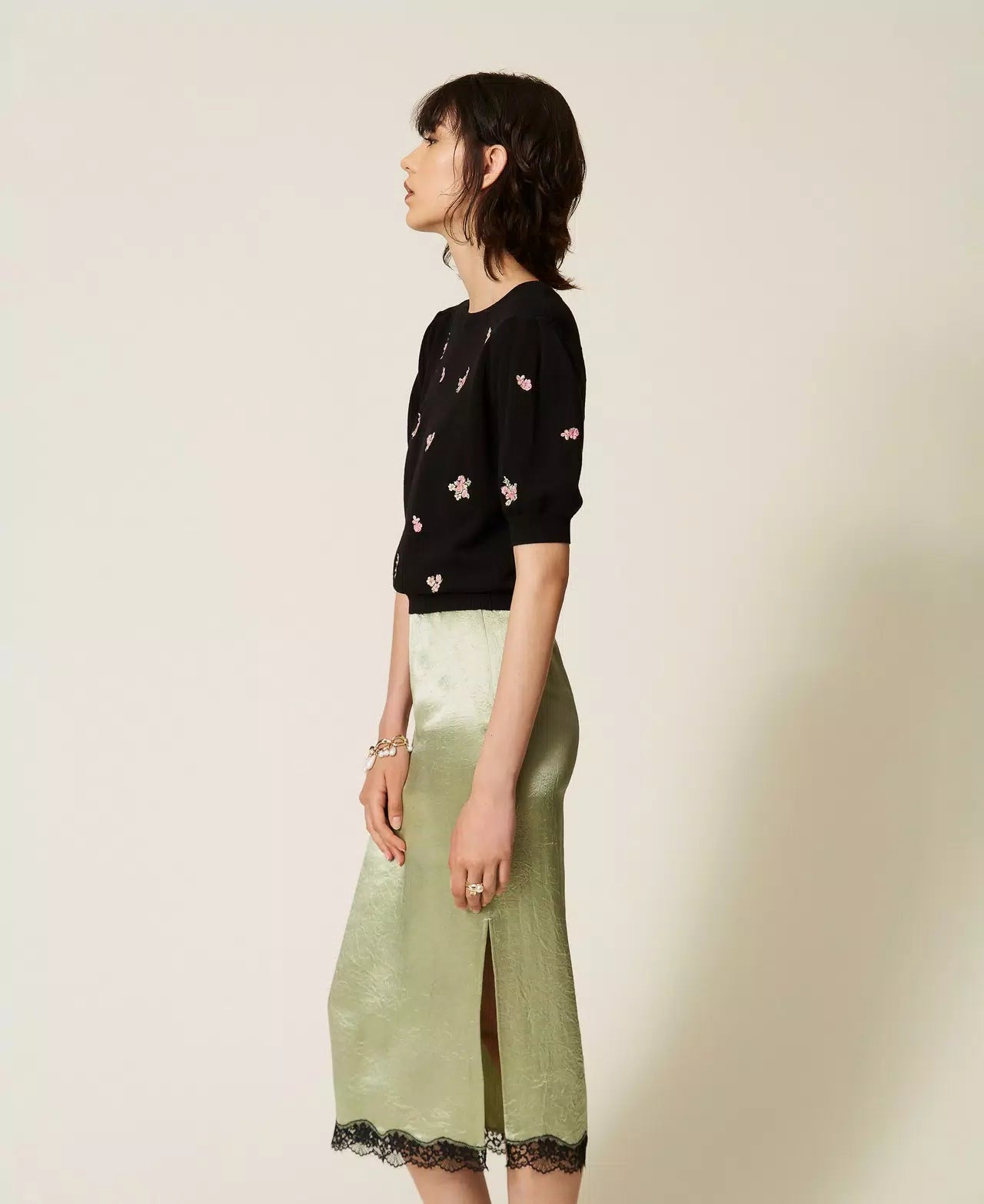 TWS-262TP3460 BLACK FLOWER EMBROIDERED TOP