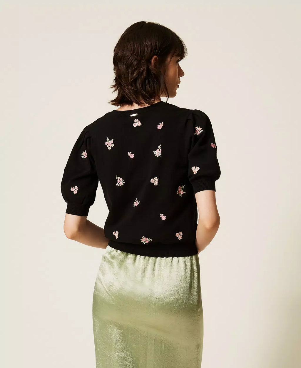 TWS-262TP3460 BLACK FLOWER EMBROIDERED TOP