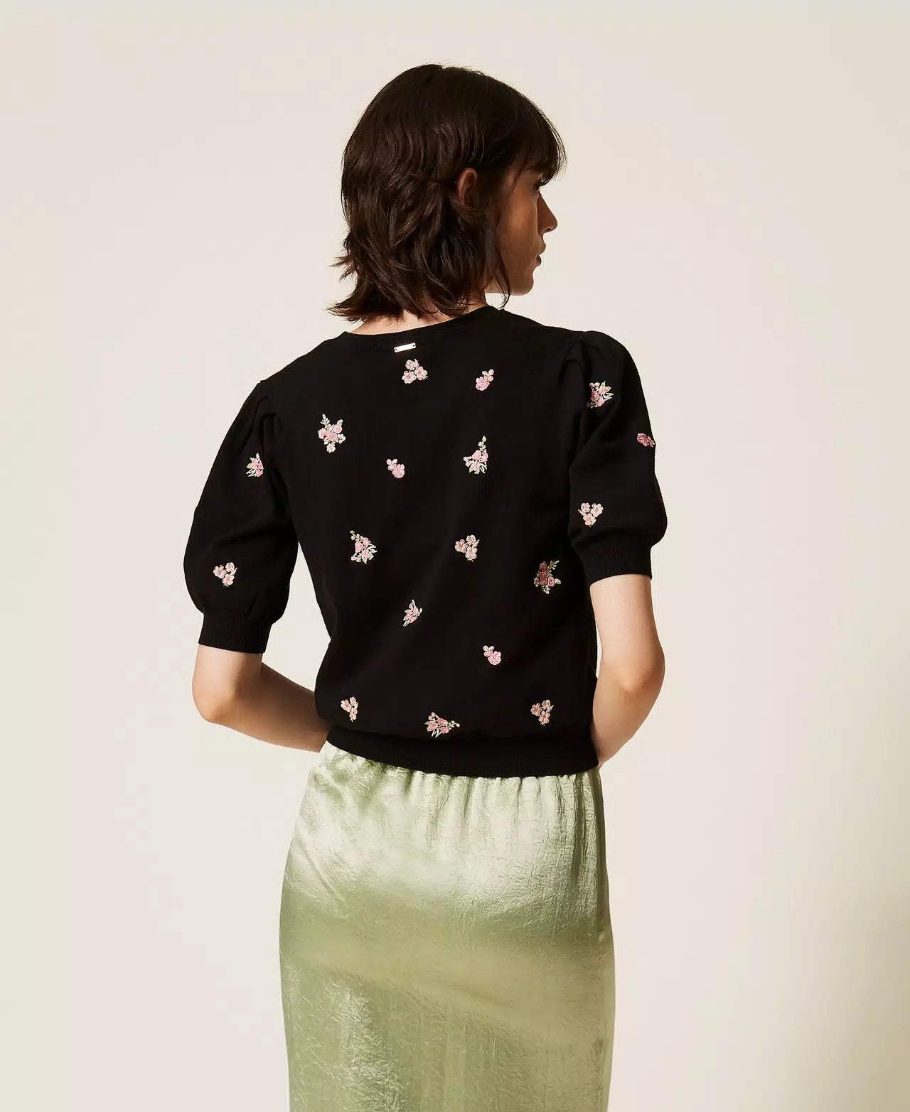TWS-262TP3460 BLACK FLOWER EMBROIDERED TOP
