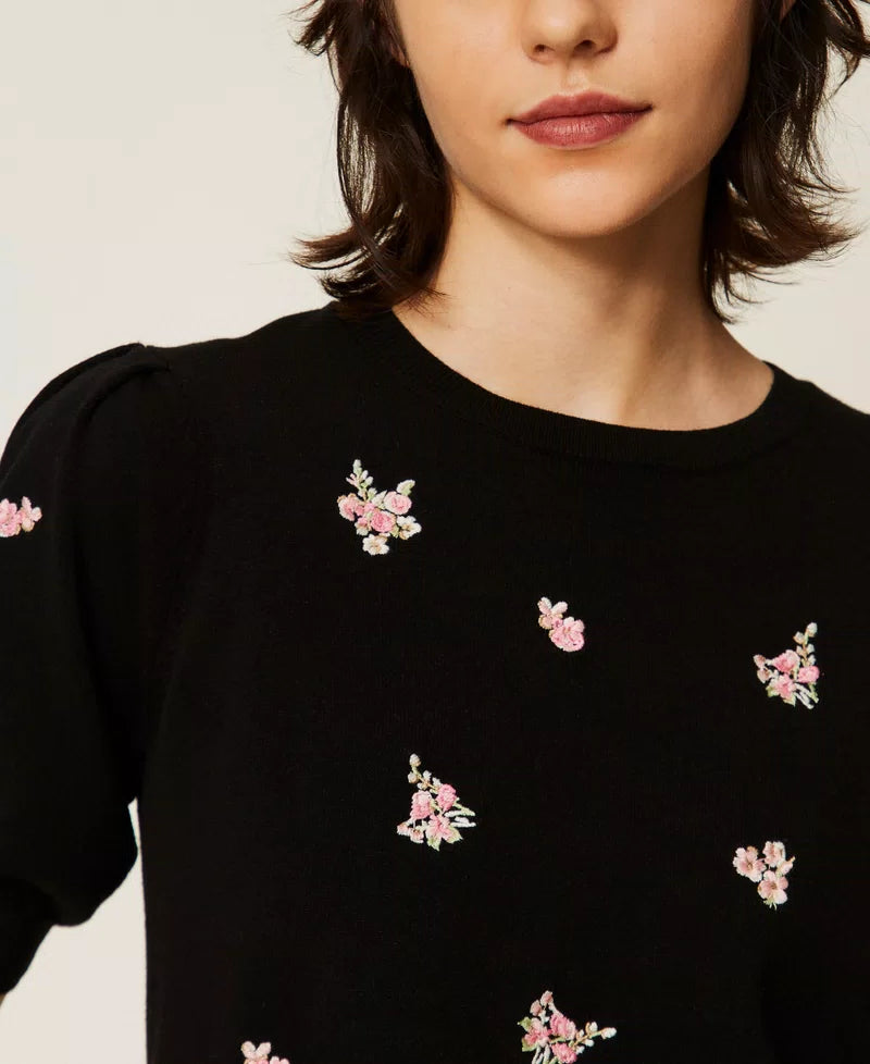 TWS-262TP3460 BLACK FLOWER EMBROIDERED TOP