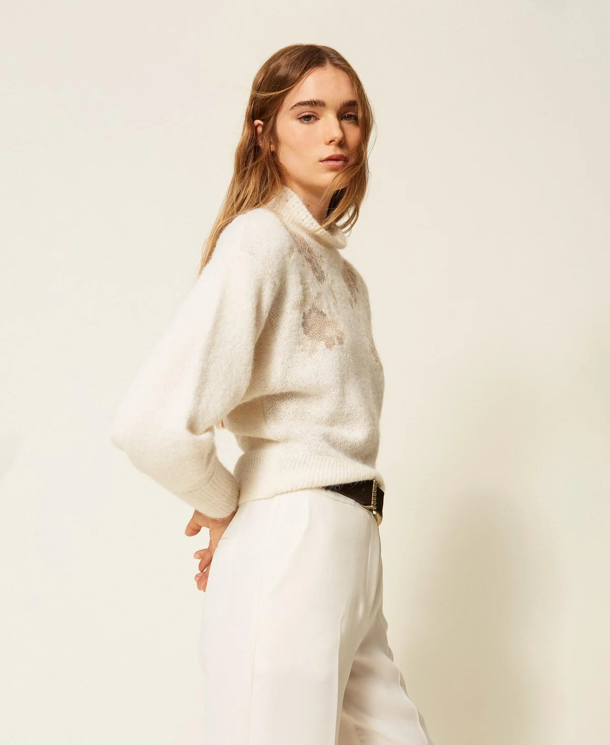 TWS-262TT3341 IVORY EBROIDERED TOP
