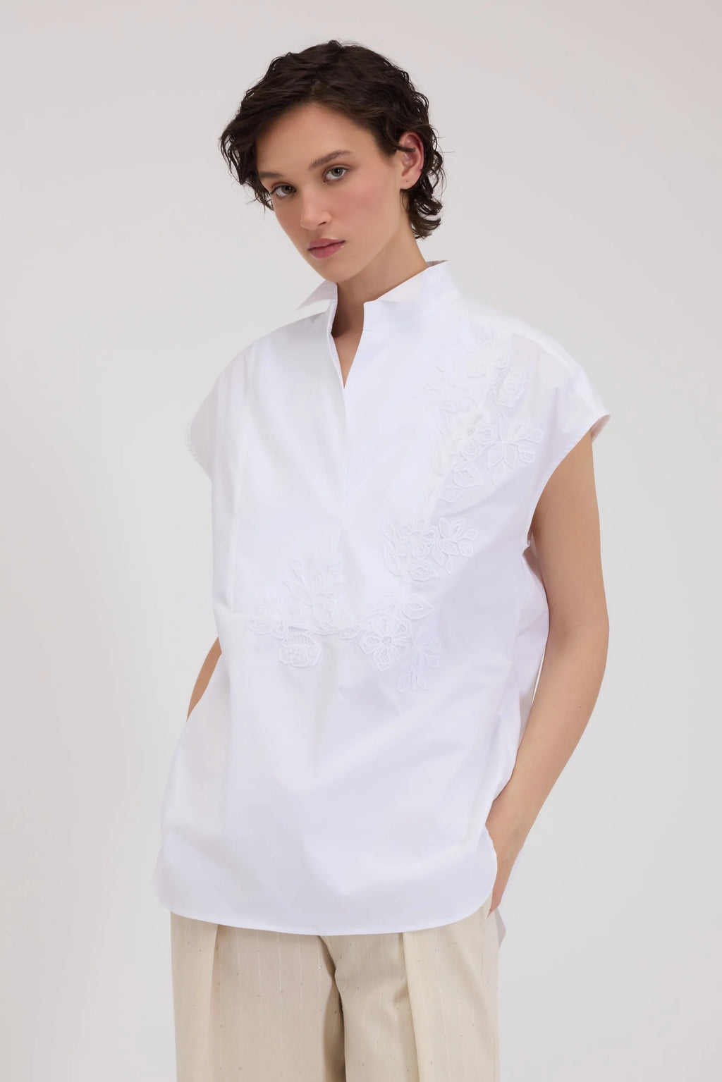 ERF-D48EK023E33 WHITE SLEEVELESS BLOUSE