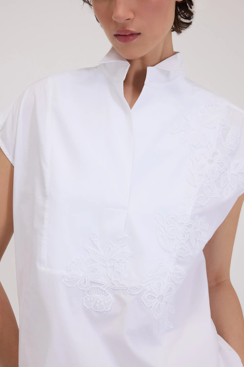 ERF-D48EK023E33 WHITE SLEEVELESS BLOUSE