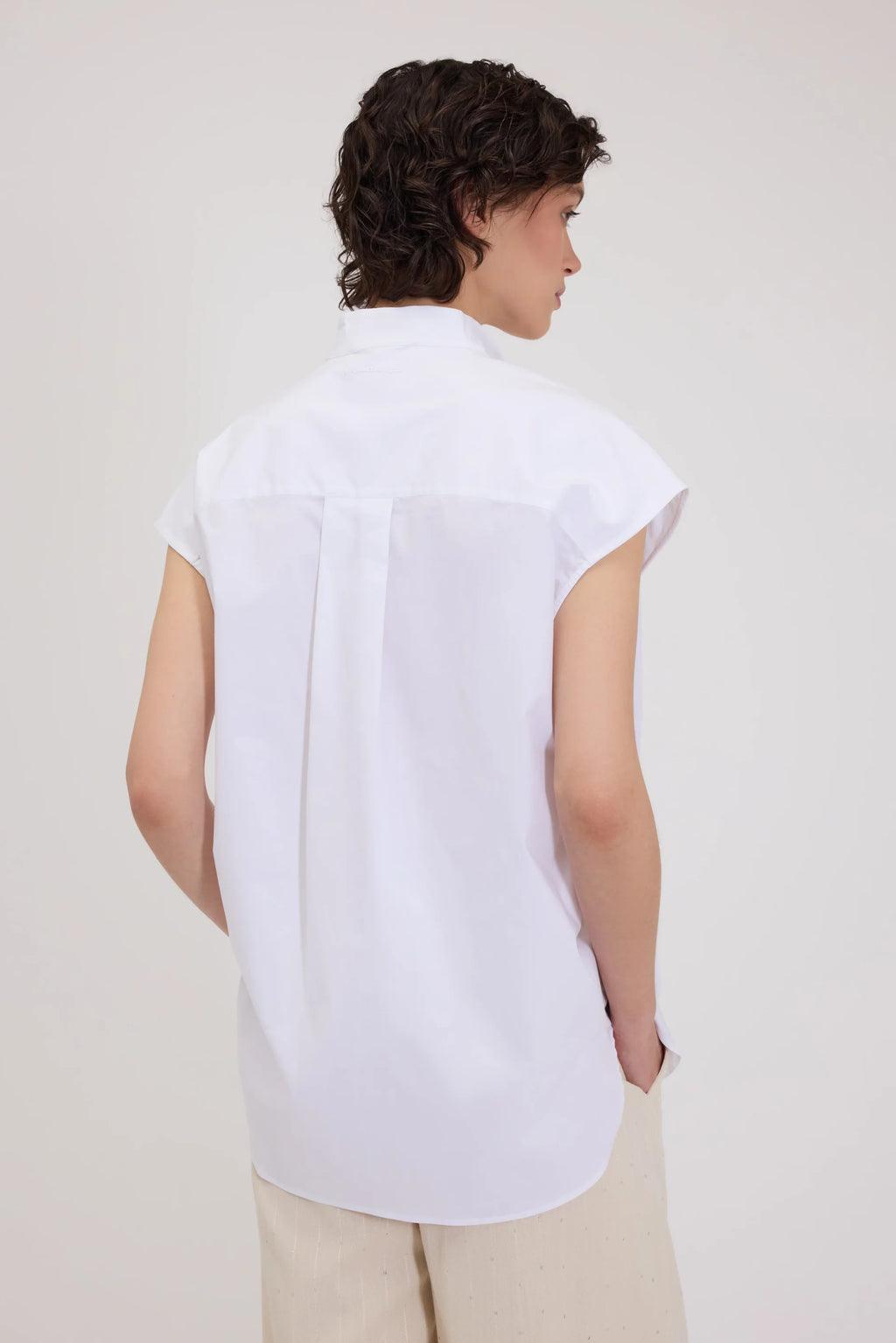 ERF-D48EK023E33 WHITE SLEEVELESS BLOUSE