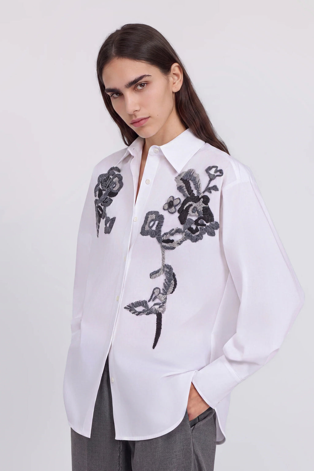 ERF-D49EK024E32 WHITE&BLACK EMBROIDERY BLOUSE