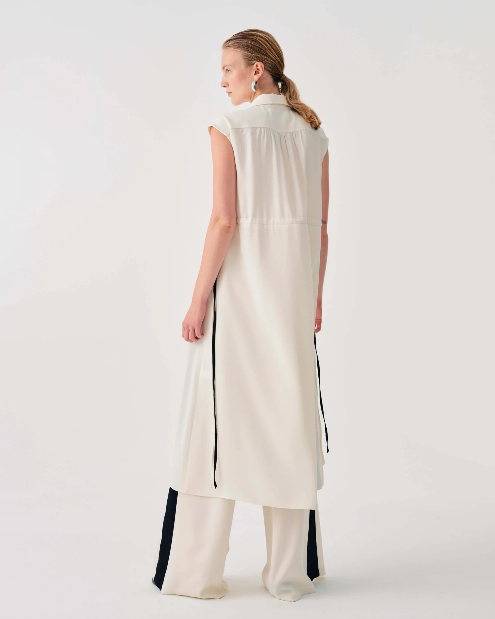 BEA-26FE6697SAT IVORY SLEEVELESS POCKET DRESS