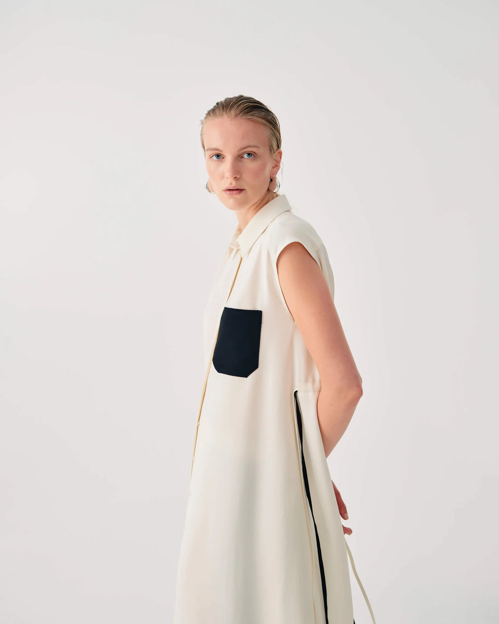 BEA-26FE6697SAT IVORY SLEEVELESS POCKET DRESS