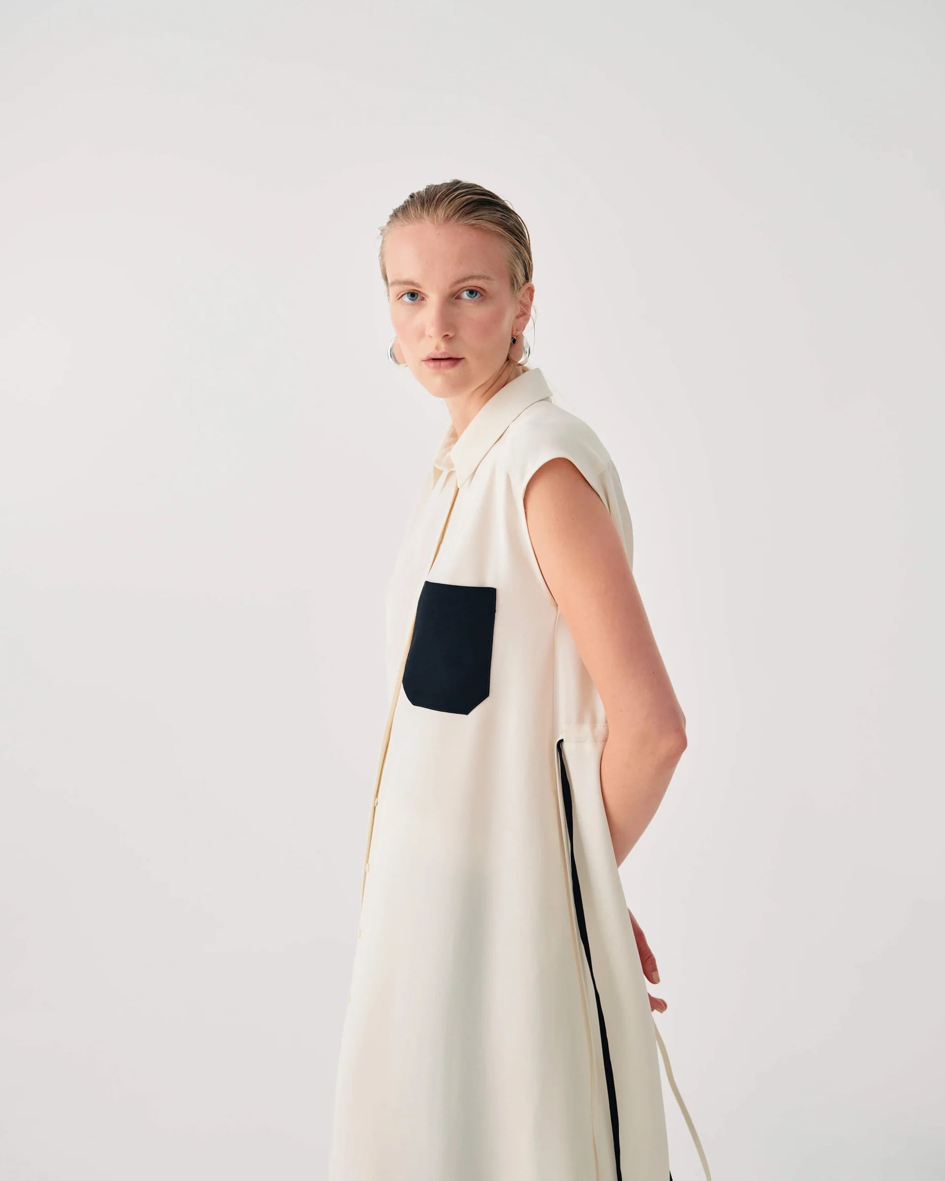 BEA-26FE6697SAT IVORY SLEEVELESS POCKET DRESS