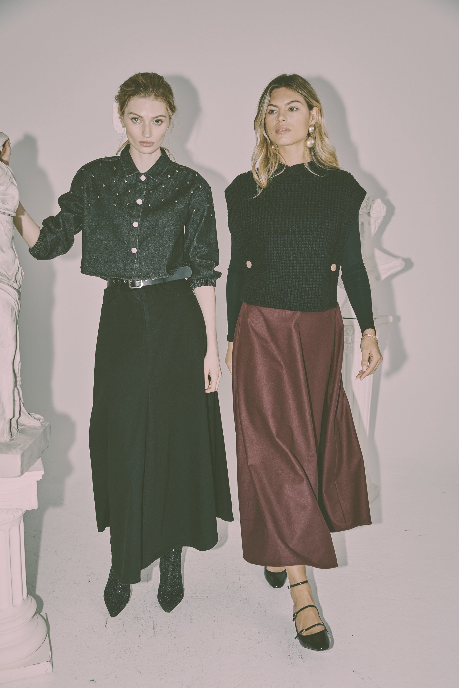 NOI-CH108 BLACK SLEEVELESS TOP