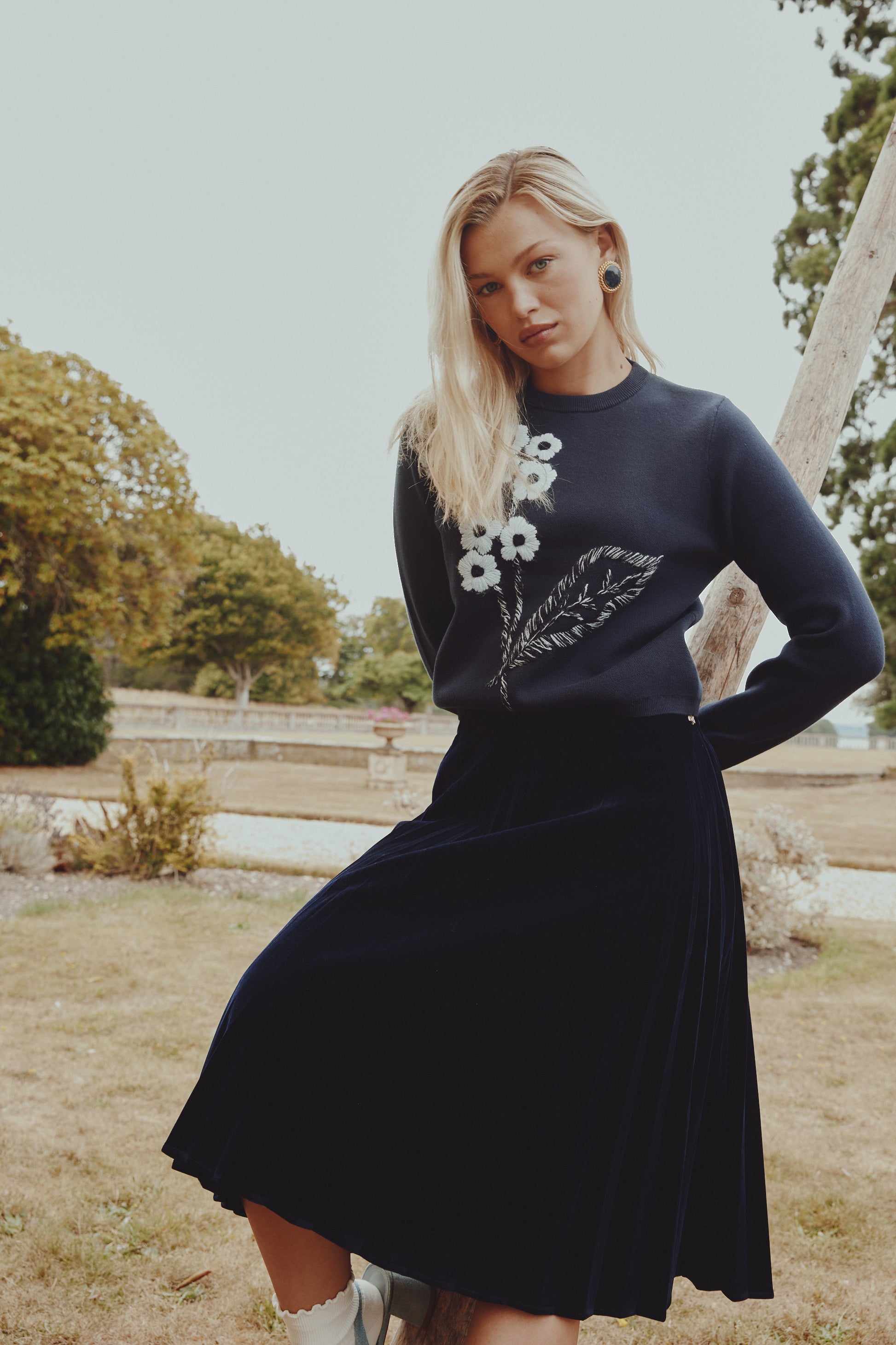 NOI-CH202 BLUE FLOWER EMBROIDERY TOP