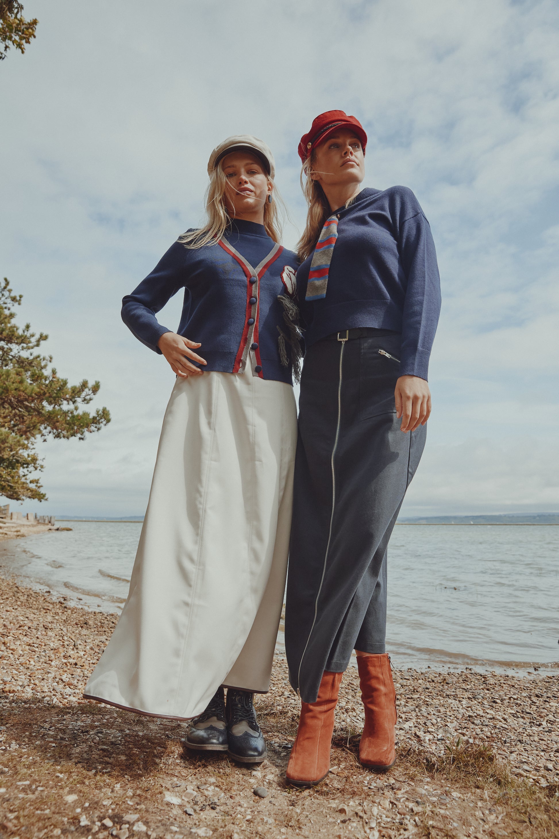 NOI-CH209 NAVY FALLING FLOWER DESIGN CARDIGAN