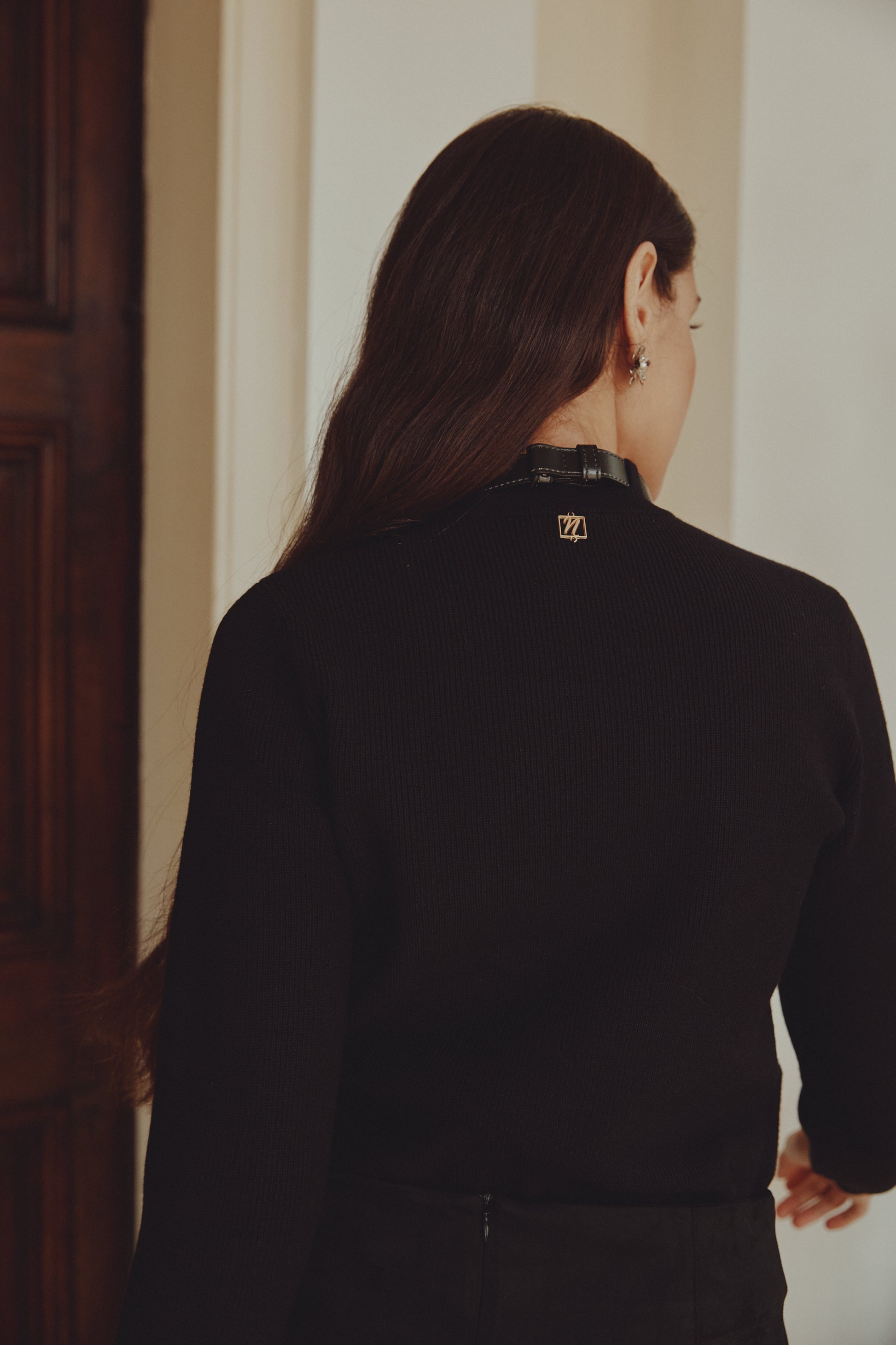 NOI-CH216 BLACK LEATHER NECK BELTED TOP