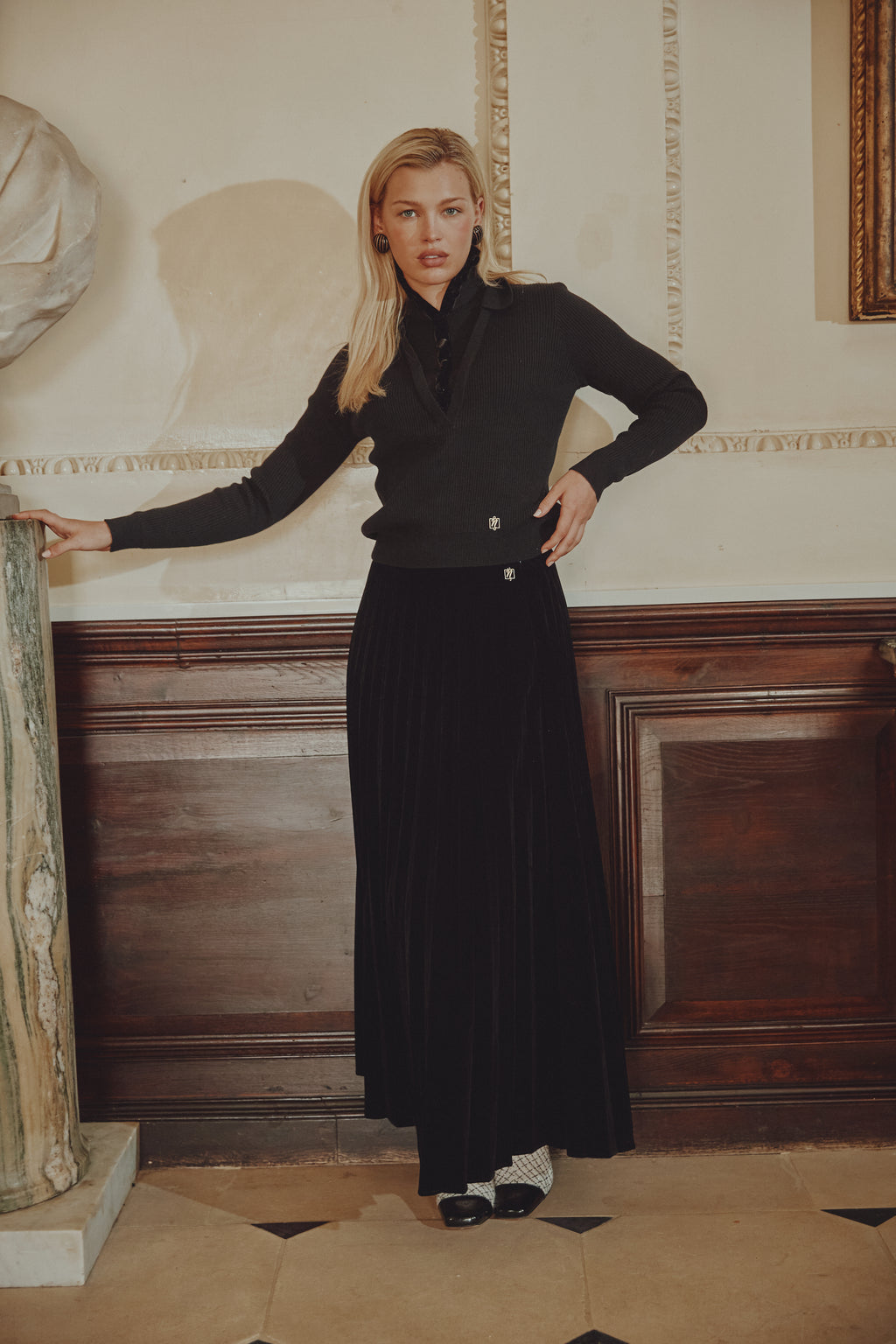NOI-CH250 BLACK VELVET RIBBED HIGH NECK TOP