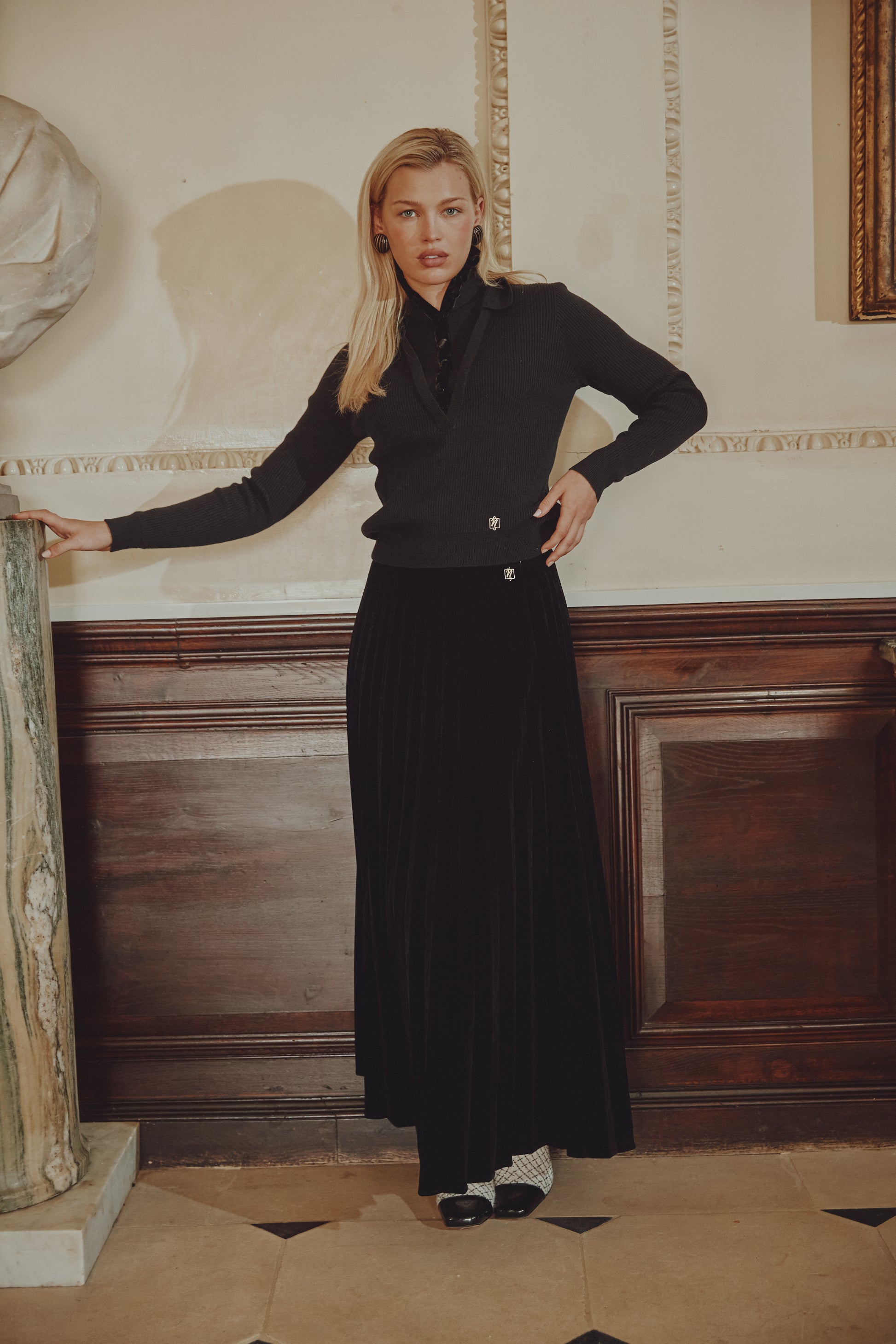 NOI-CH250 BLACK VELVET RIBBED HIGH NECK TOP