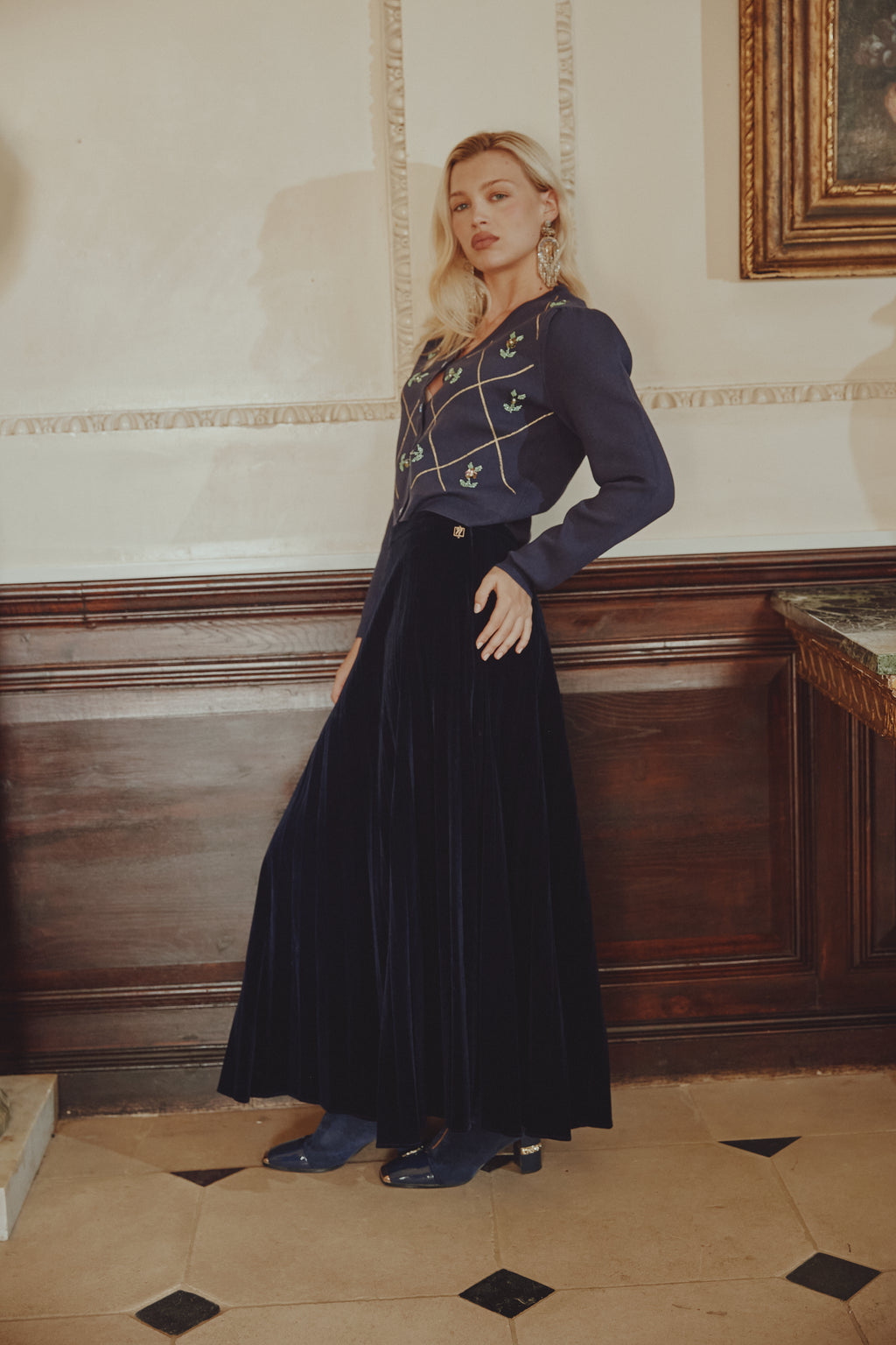 NOI-CH260 NAVY V NECK FLOWER CARDIGAN