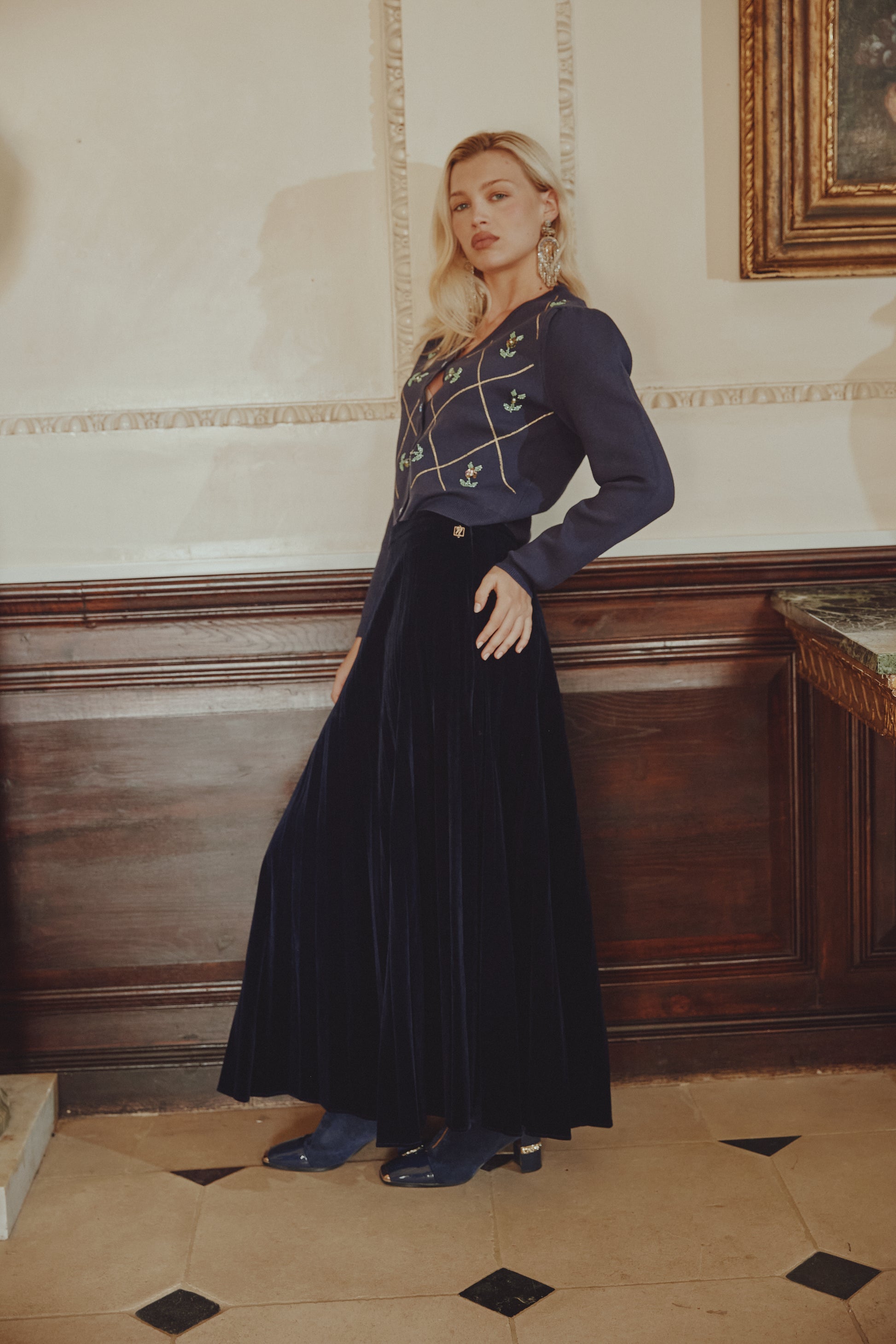 NOI-CH260 NAVY V NECK FLOWER CARDIGAN
