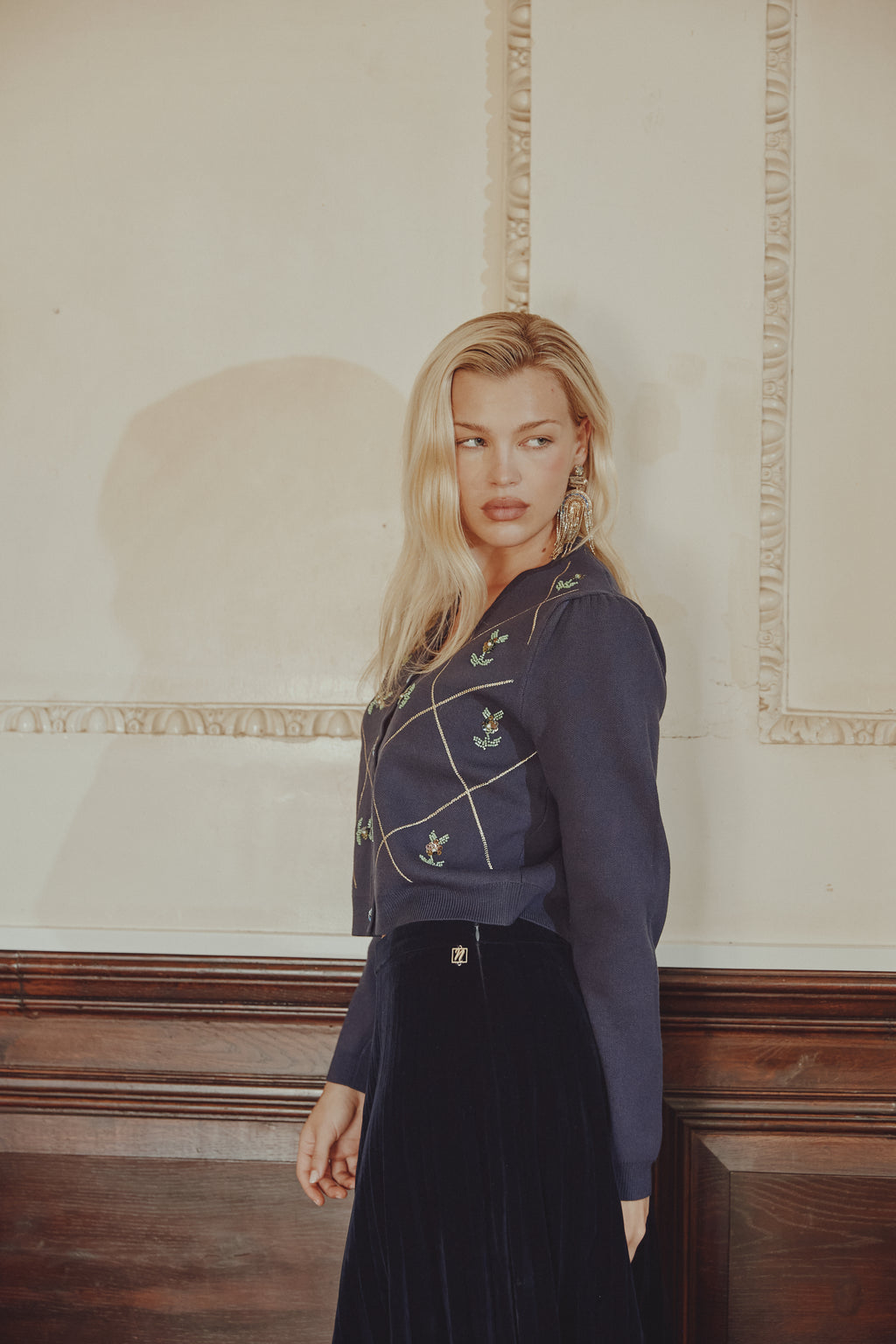 NOI-CH260 NAVY V NECK FLOWER CARDIGAN