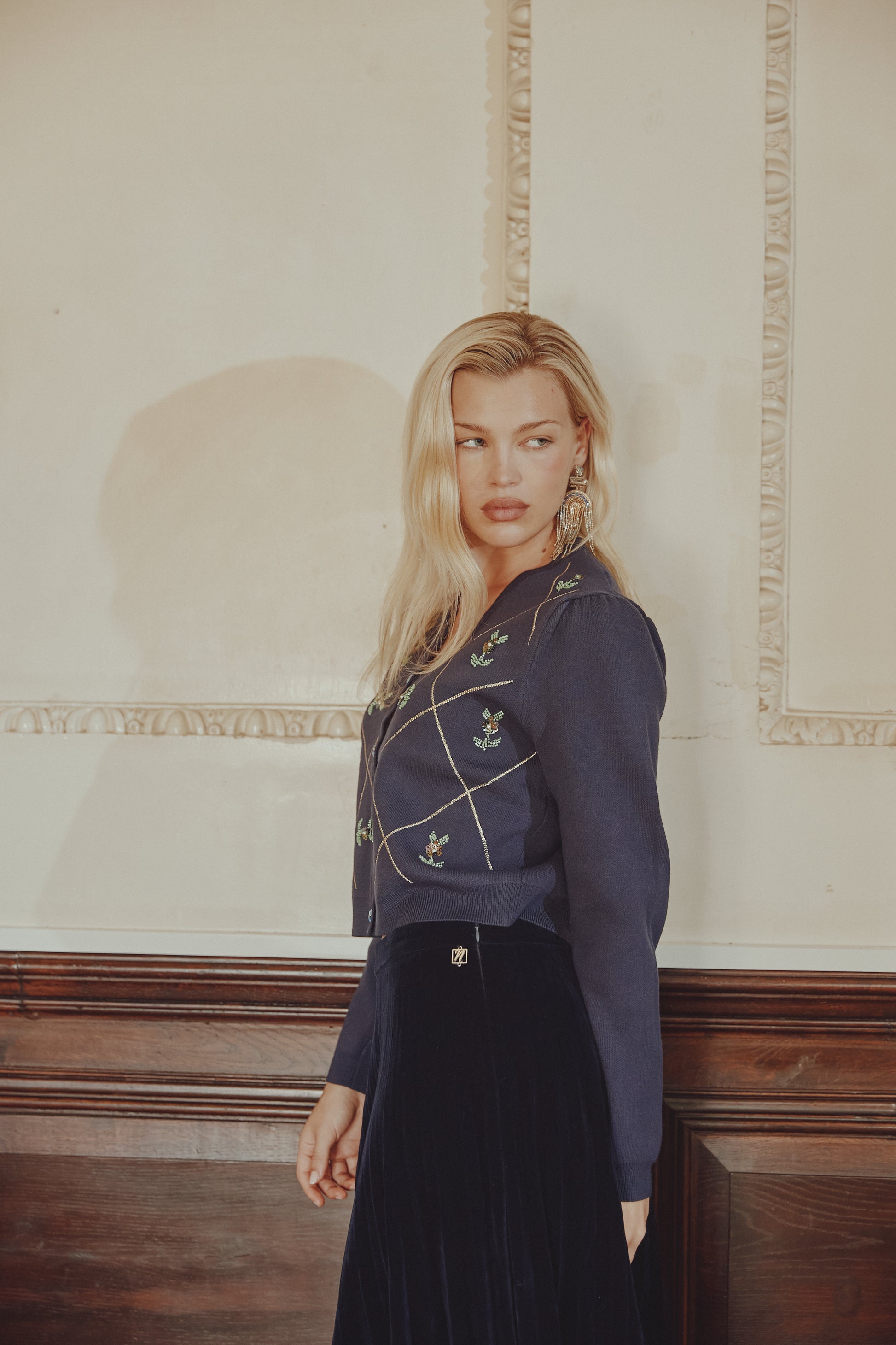 NOI-CH260 NAVY V NECK FLOWER CARDIGAN