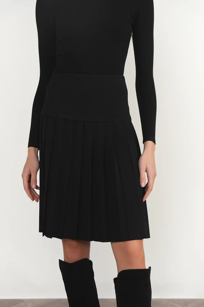 APP-F26-1218 BLACK PLEATED SKIRT