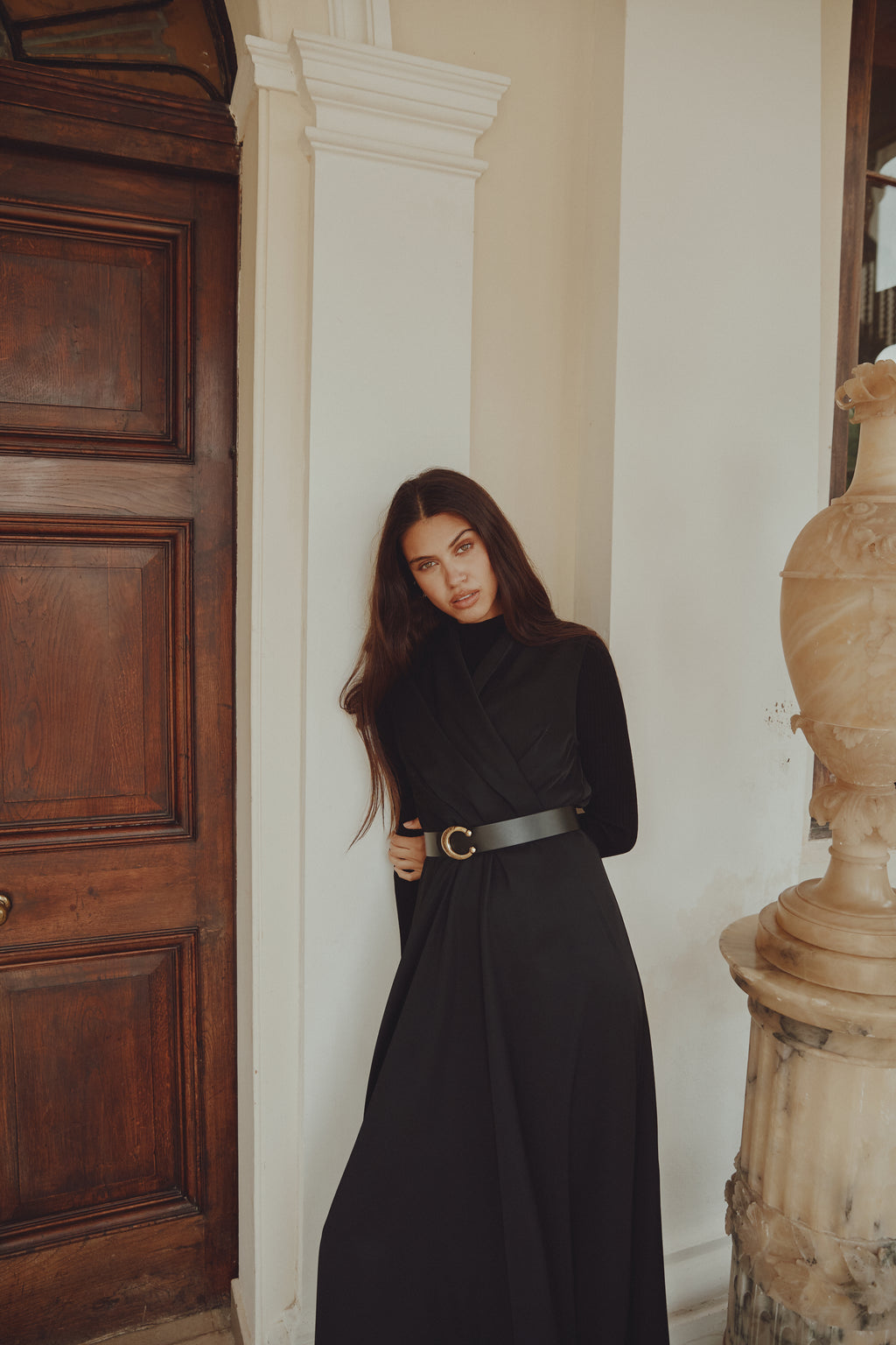NOI-H4069 BLACK V-NECK CROSSOVER BELTED DRESS