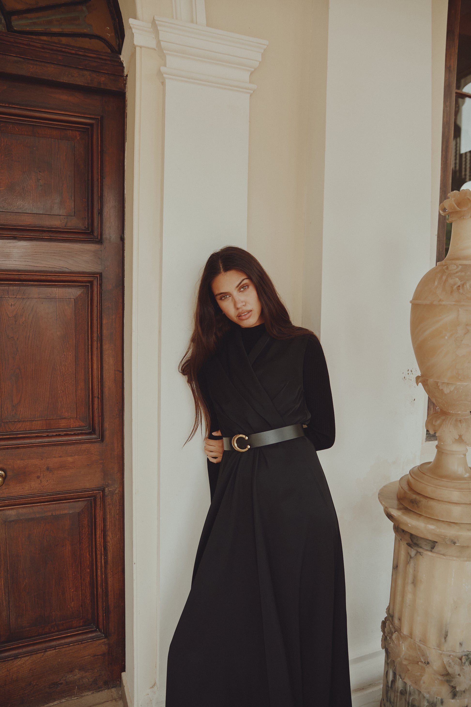 NOI-H4069 BLACK V-NECK CROSSOVER BELTED DRESS