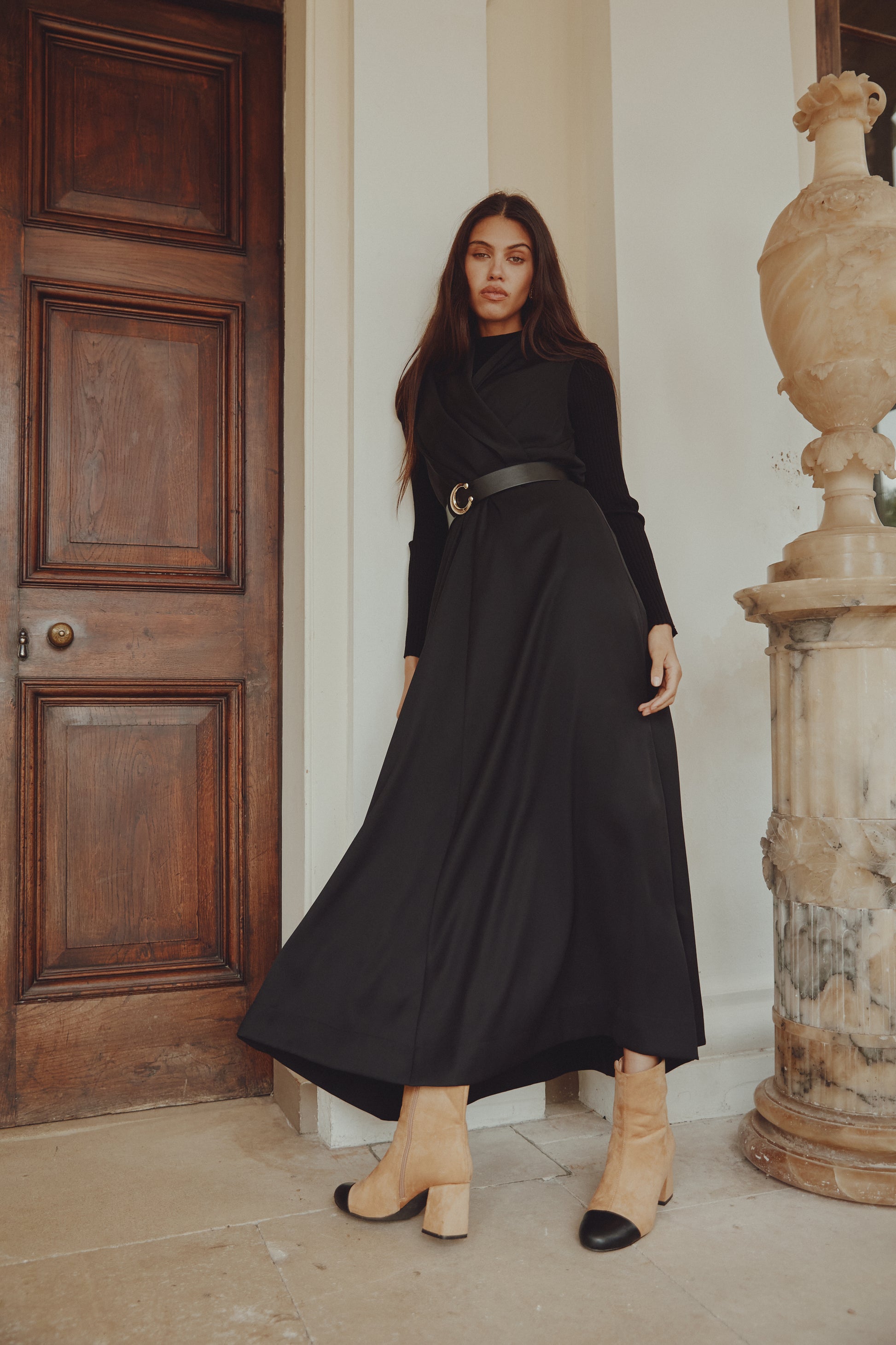 NOI-H4069 BLACK V-NECK CROSSOVER BELTED DRESS