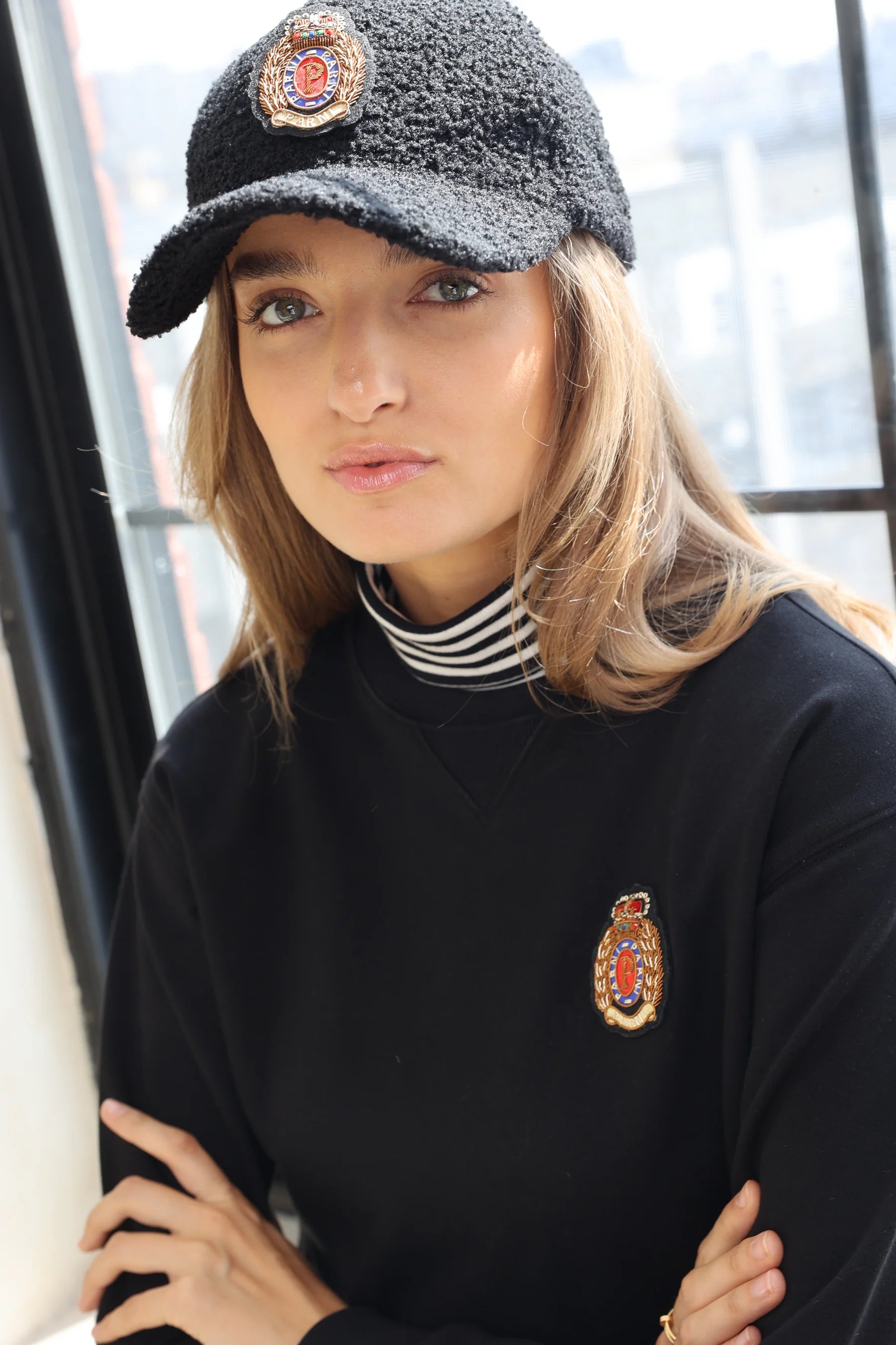 PAR-T477 BLACK EMBLEM SWEATSHIRT