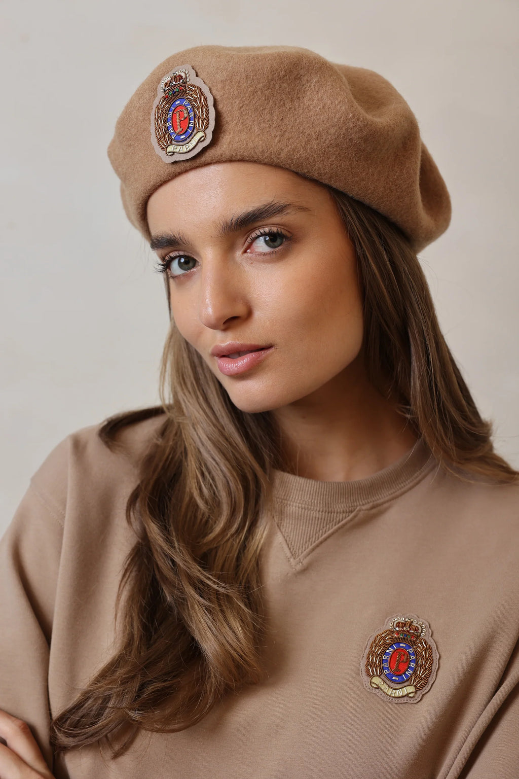 PAR-T477 CAMEL EMBLEM SWEATSHIRT