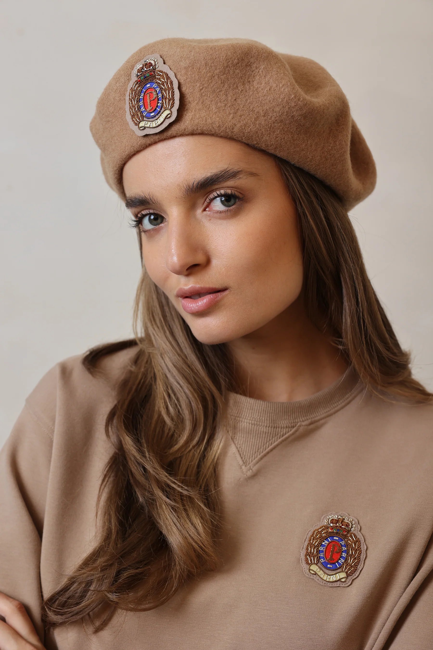 PAR-T477 CAMEL EMBLEM SWEATSHIRT