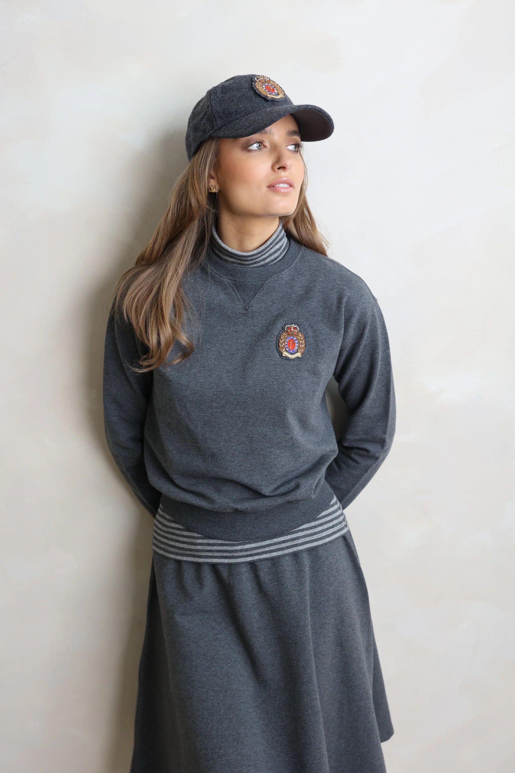 PAR-T477 BLACK EMBLEM SWEATSHIRT