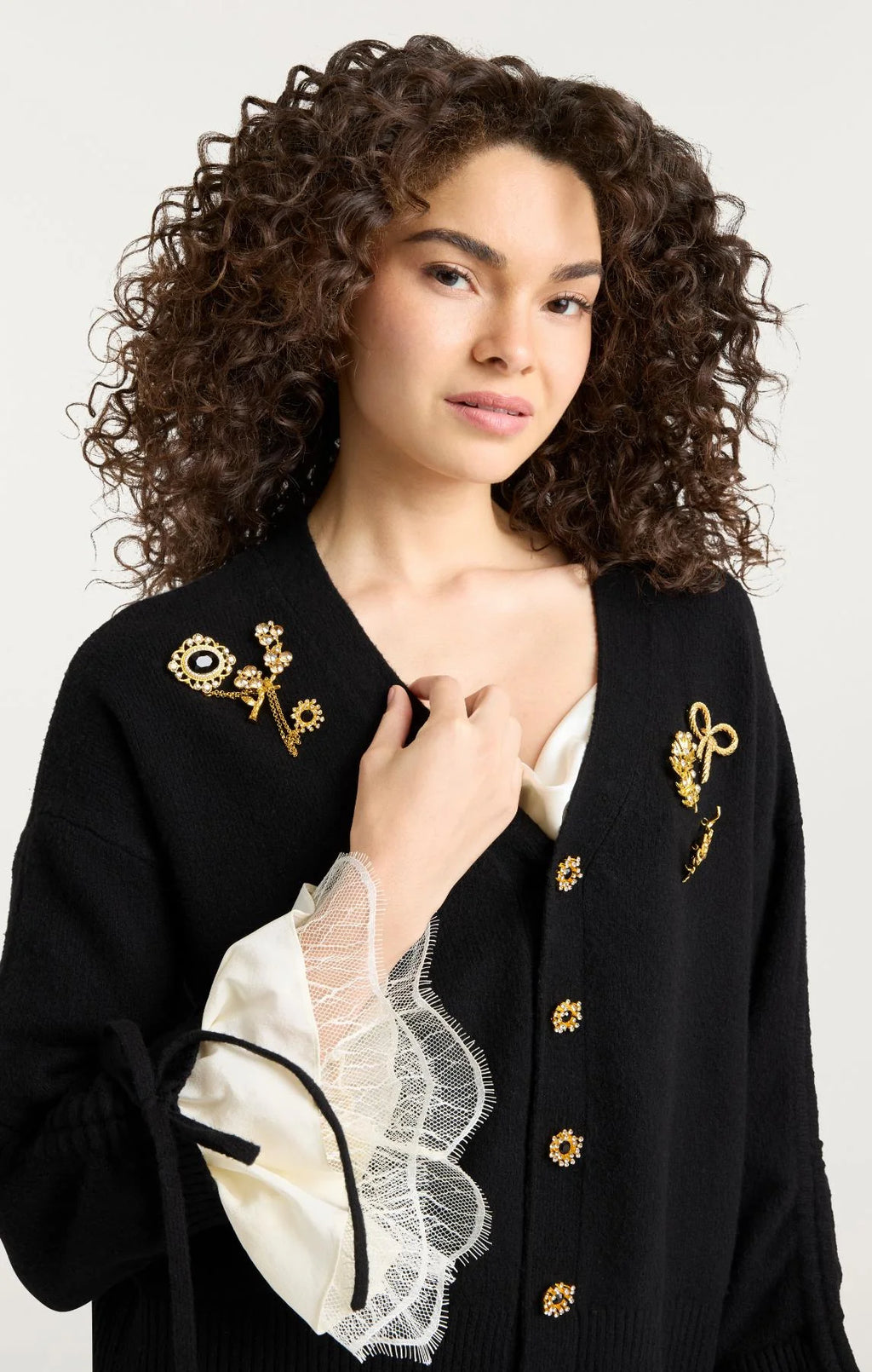 CQS-ZK1211A10348Z BLACK BROOCHES V-NECK CARDIGAN