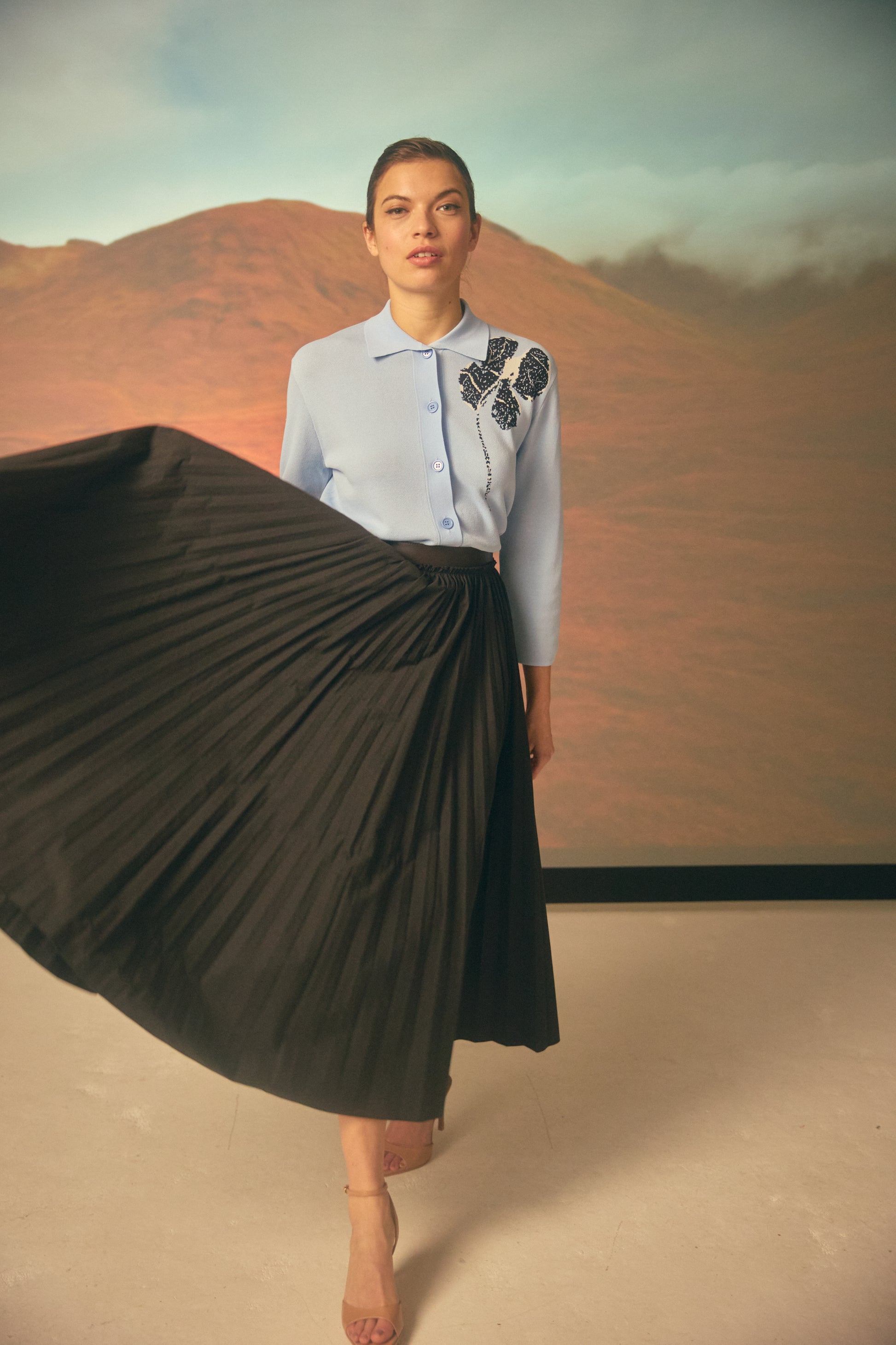 NOI-NF001 BLACK LEATHER WAISTBAND PLEATED SKIRT