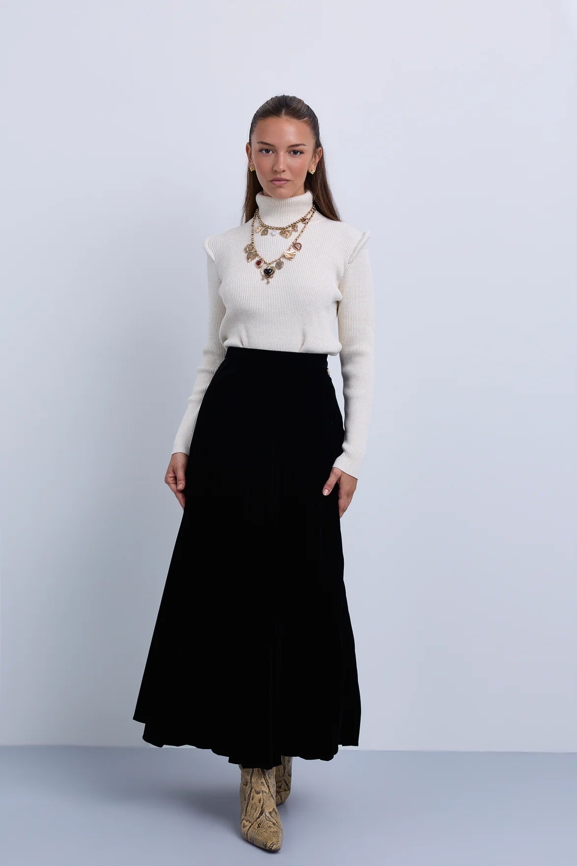 NOI-NR-411B BLACK VELVET PLEATED SKIRT