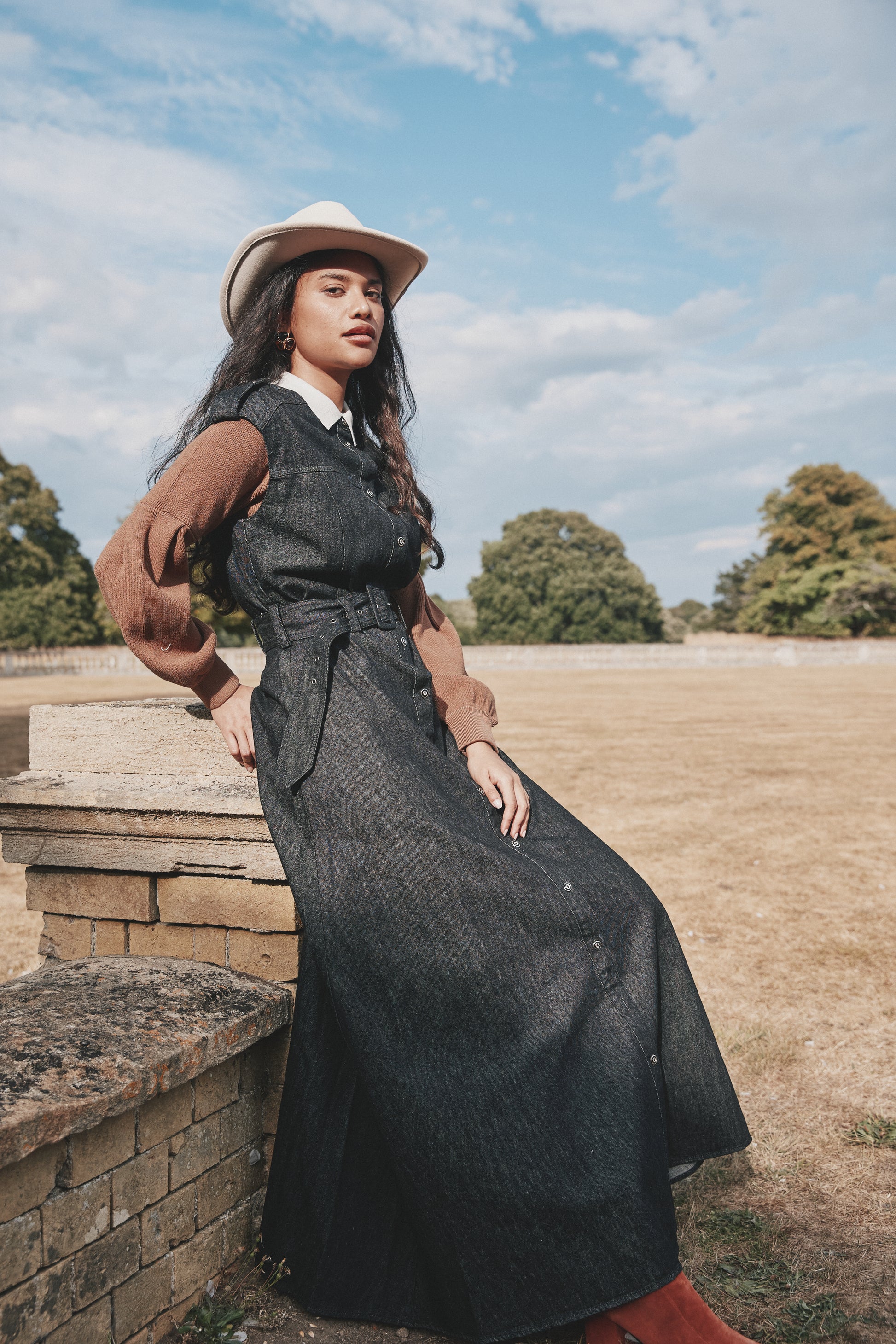 NOI-NR-437 BLACK DENIM SLEEVELESS BELTED DRESS