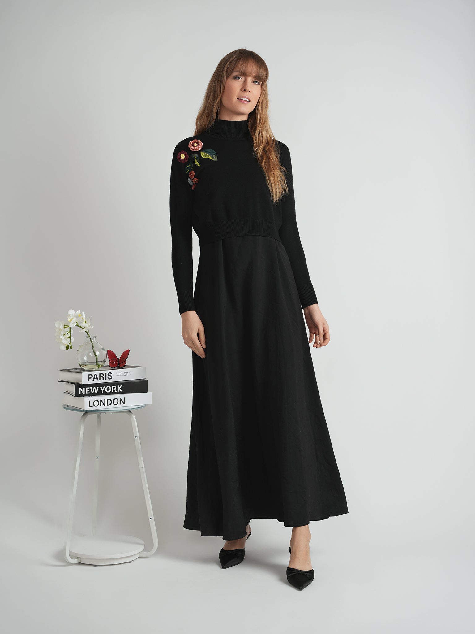 DEJ-WB5CM1657CL BLACK FLOWER APPLIQUE DRESS