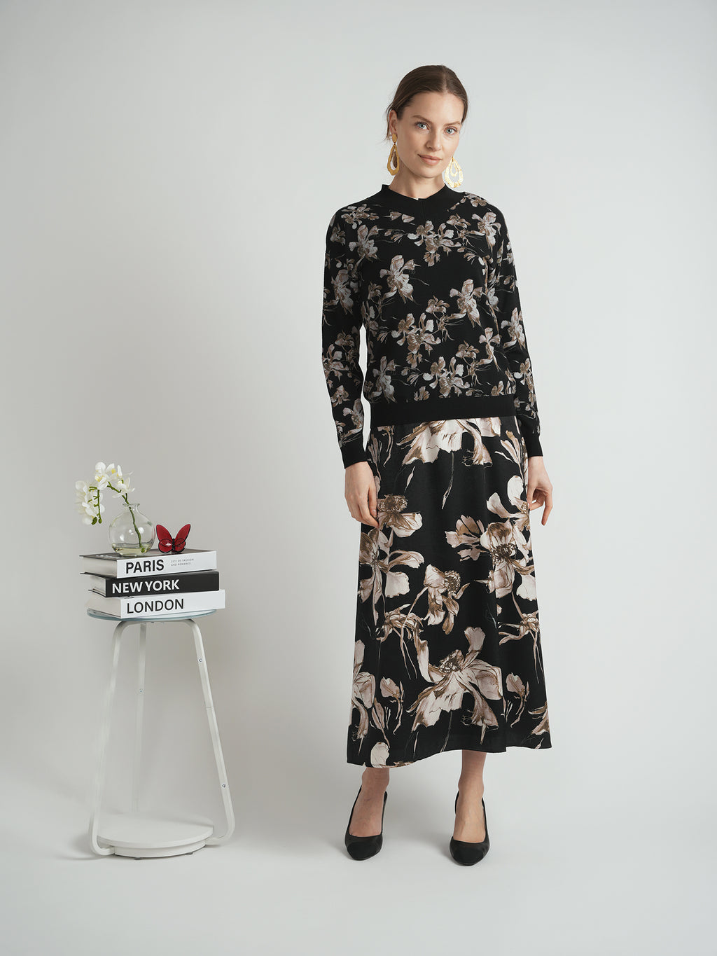 DEJ-WB5CM1787TE BLACK&BLUSH FLORAL V-NECK TOP
