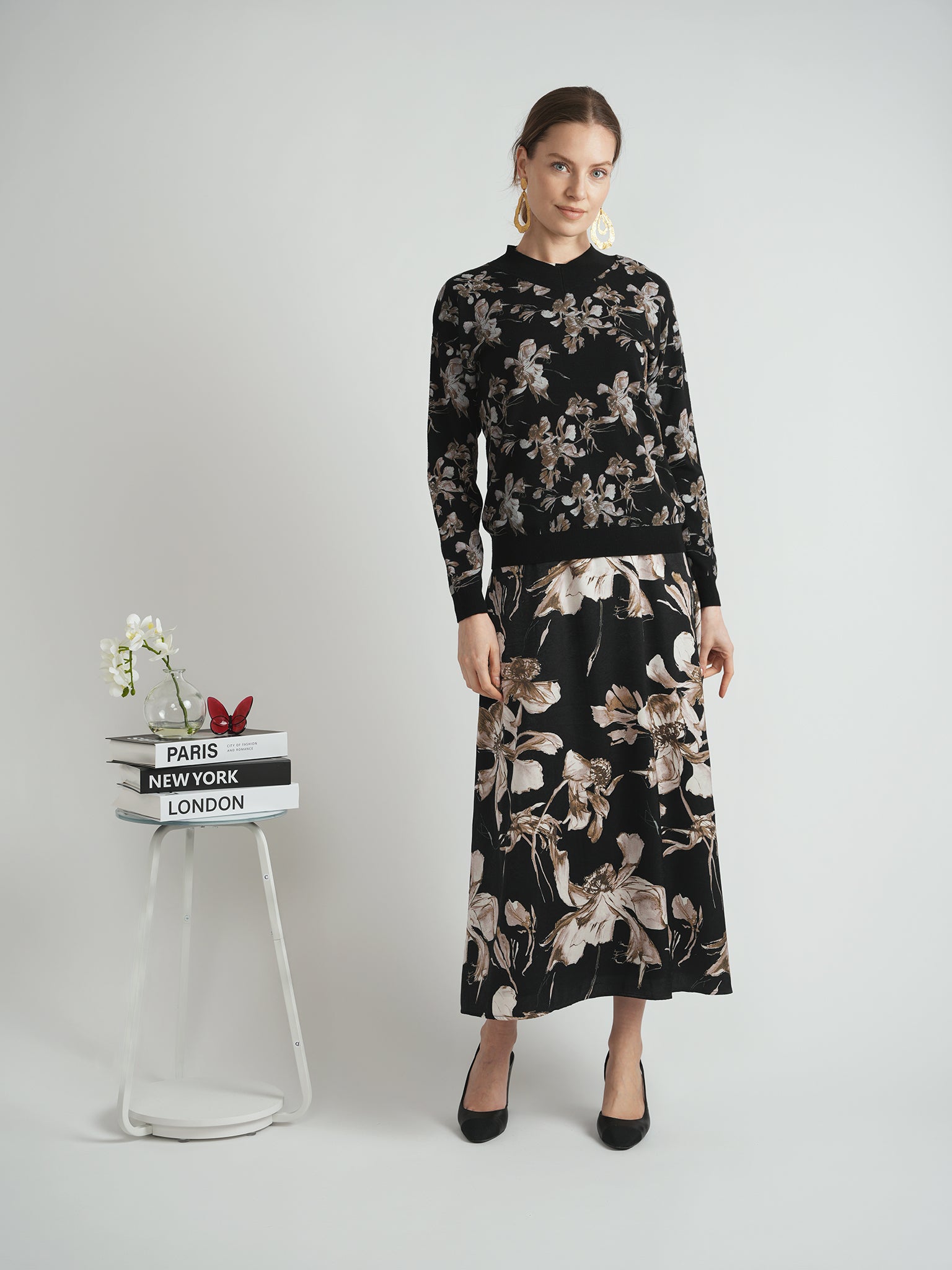 DEJ-WB5CM1787TE BLACK&BLUSH FLORAL V-NECK TOP