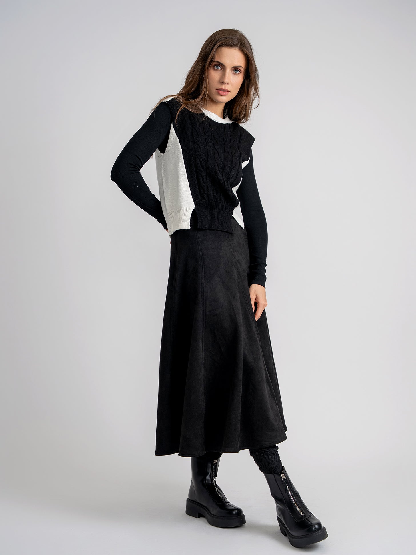 GIN-WB5CPT7289 BLACK SUEDE PANEL SKIRT