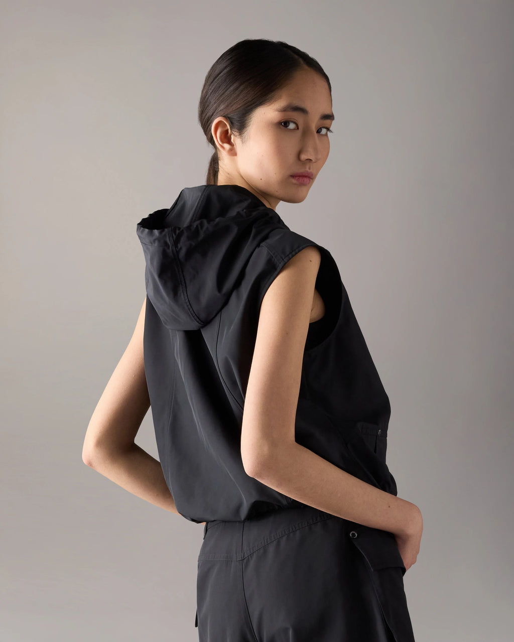MKN-M16LV460 BLACK ELEVATE HOODED GILET