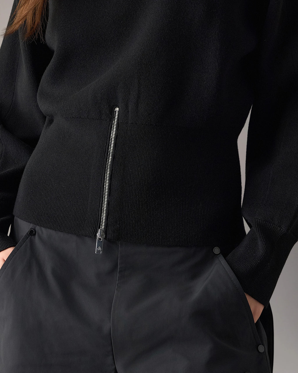 MKN-M36LK675 BLACK CORNER CREWNECK TOP