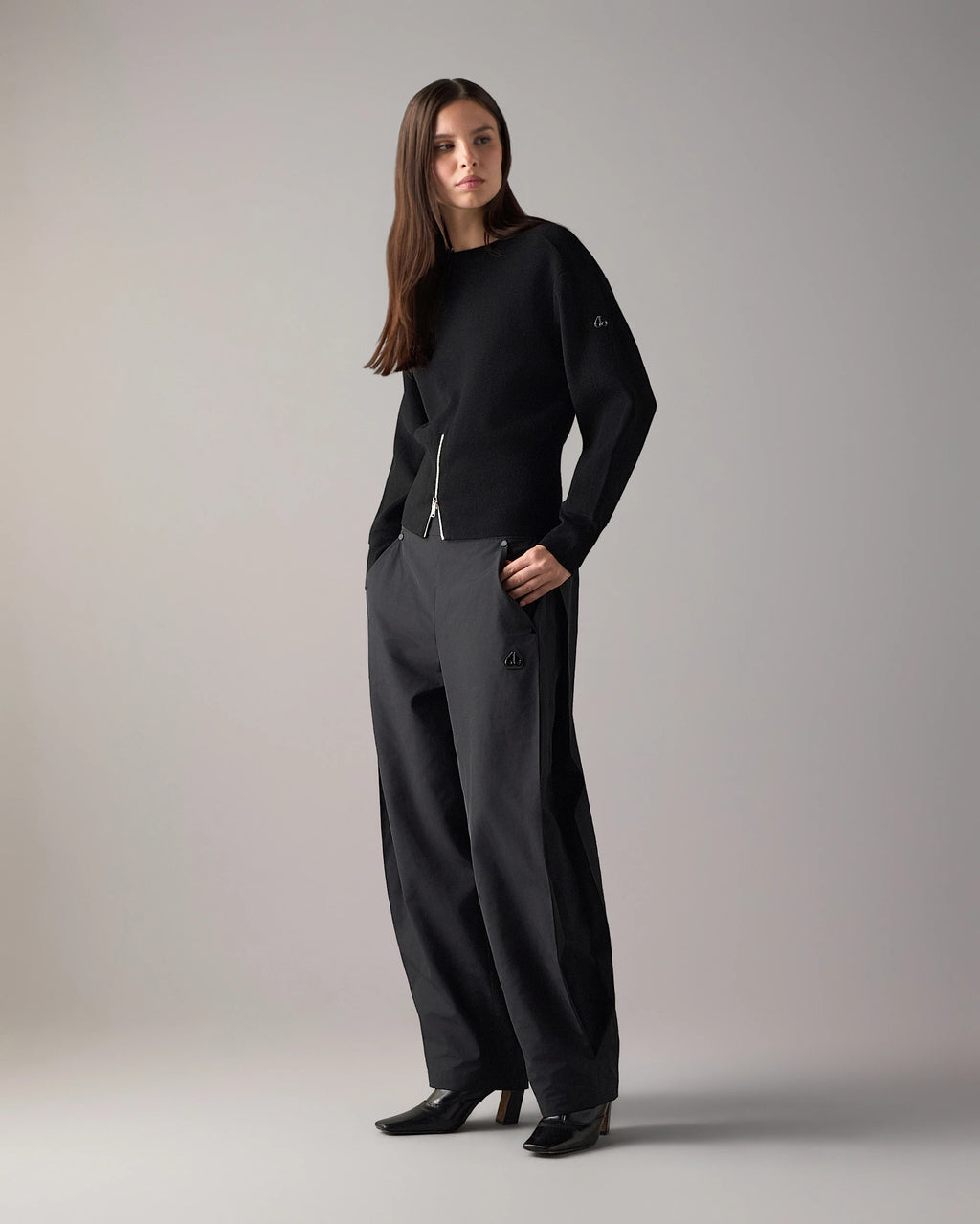 MKN-M36LK675 BLACK CORNER CREWNECK TOP