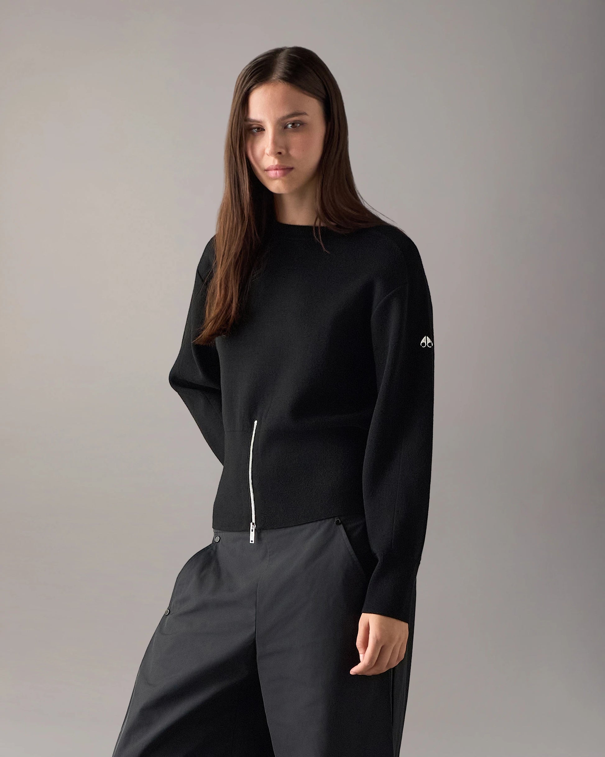MKN-M36LK675 BLACK CORNER CREWNECK TOP